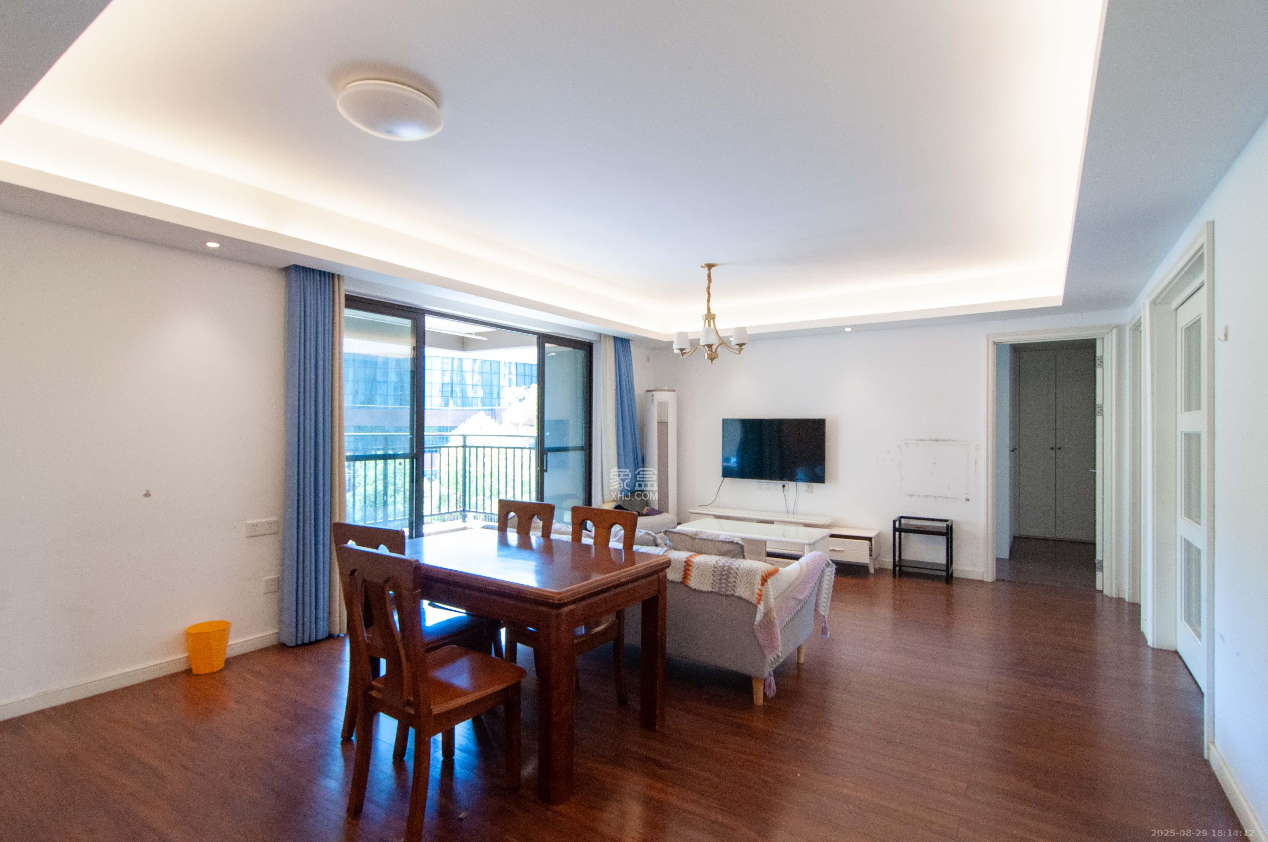 万科里梅溪郡  4室2厅2卫    205.0万客厅