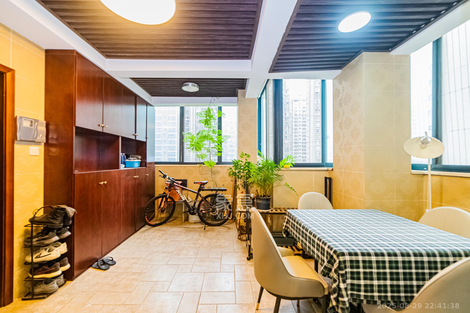 湘江世纪城鸿江苑 4室2厅2卫 150.0万 湘江世纪城鸿江苑 4室2厅2卫 150.0万阳台