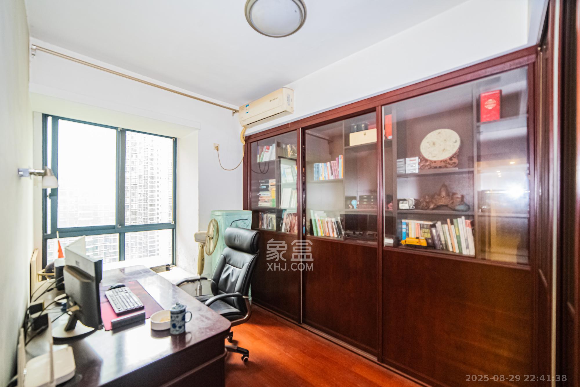 湘江世纪城鸿江苑 4室2厅2卫 150.0万 湘江世纪城鸿江苑 4室2厅2卫 150.0万卧室