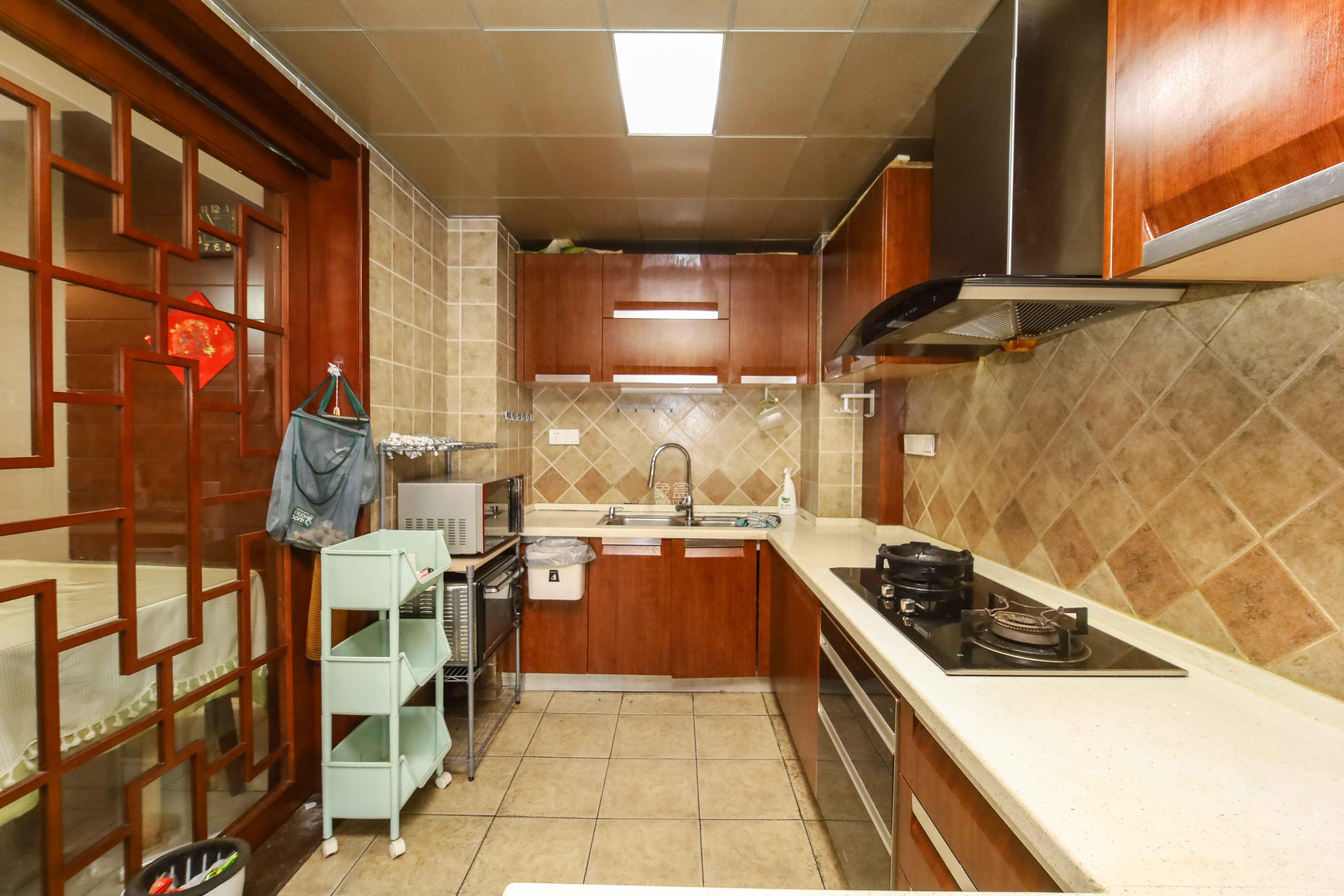 东来苑  4室2厅2卫    145.0万厨房