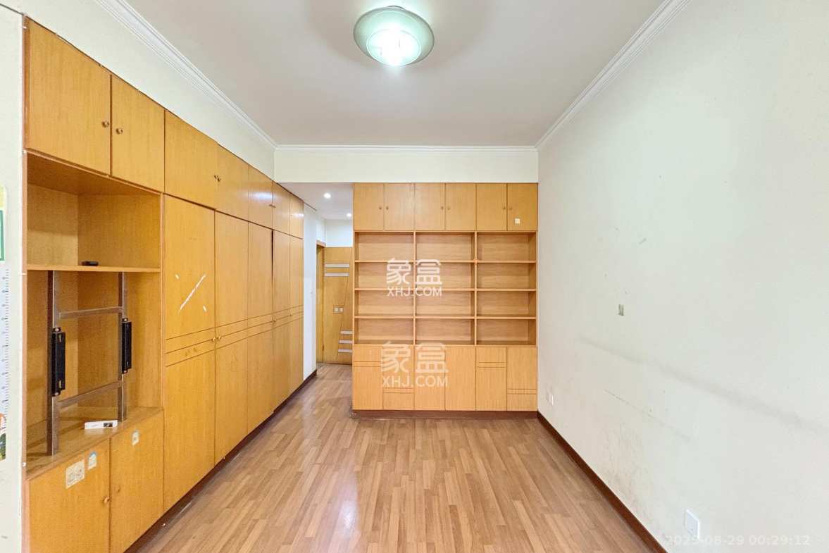 泰时新雅园  4室2厅2卫    108.0万 泰时新雅园  4室2厅2卫    108.0万卧室