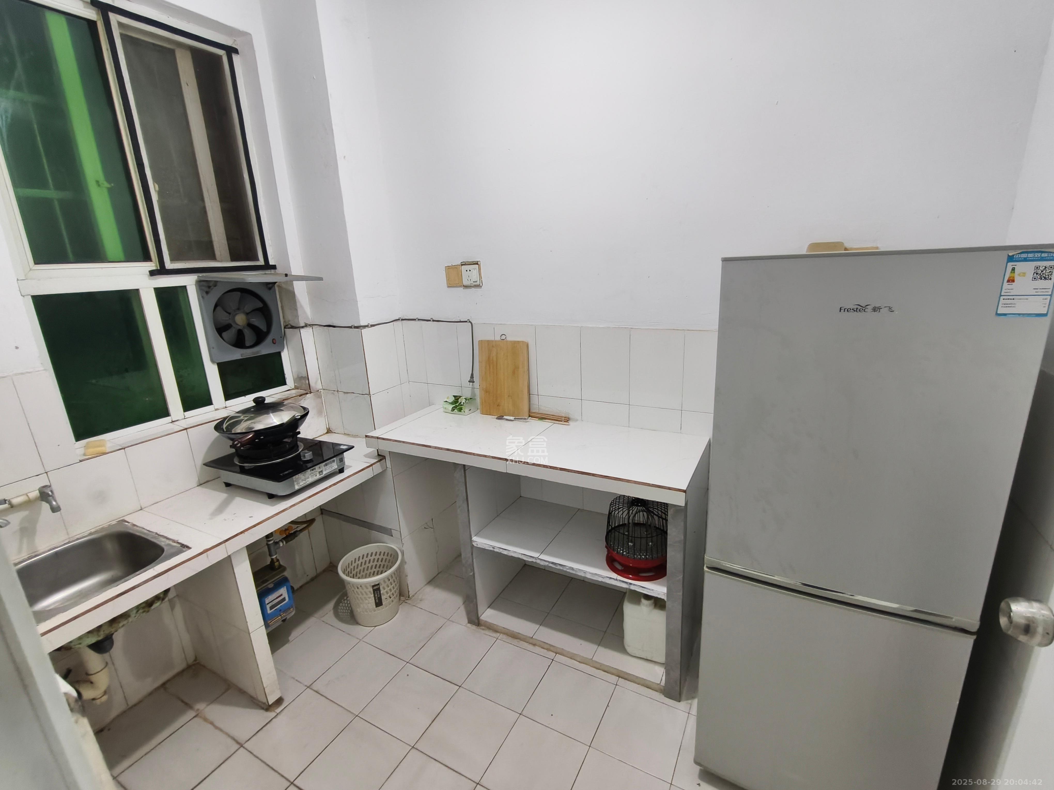 江南公寓  1室1厅1卫    1300.0元/月 江南公寓  1室1厅1卫    1300.0元/月室内图