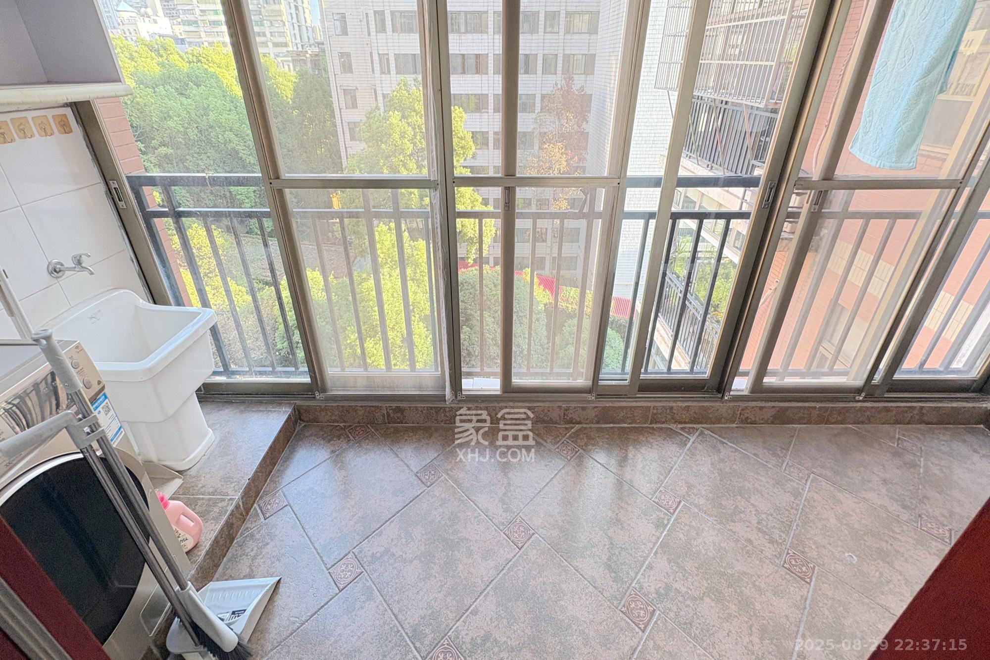 向阳门第  4室2厅2卫    225.0万 向阳门第  4室2厅2卫    225.0万阳台