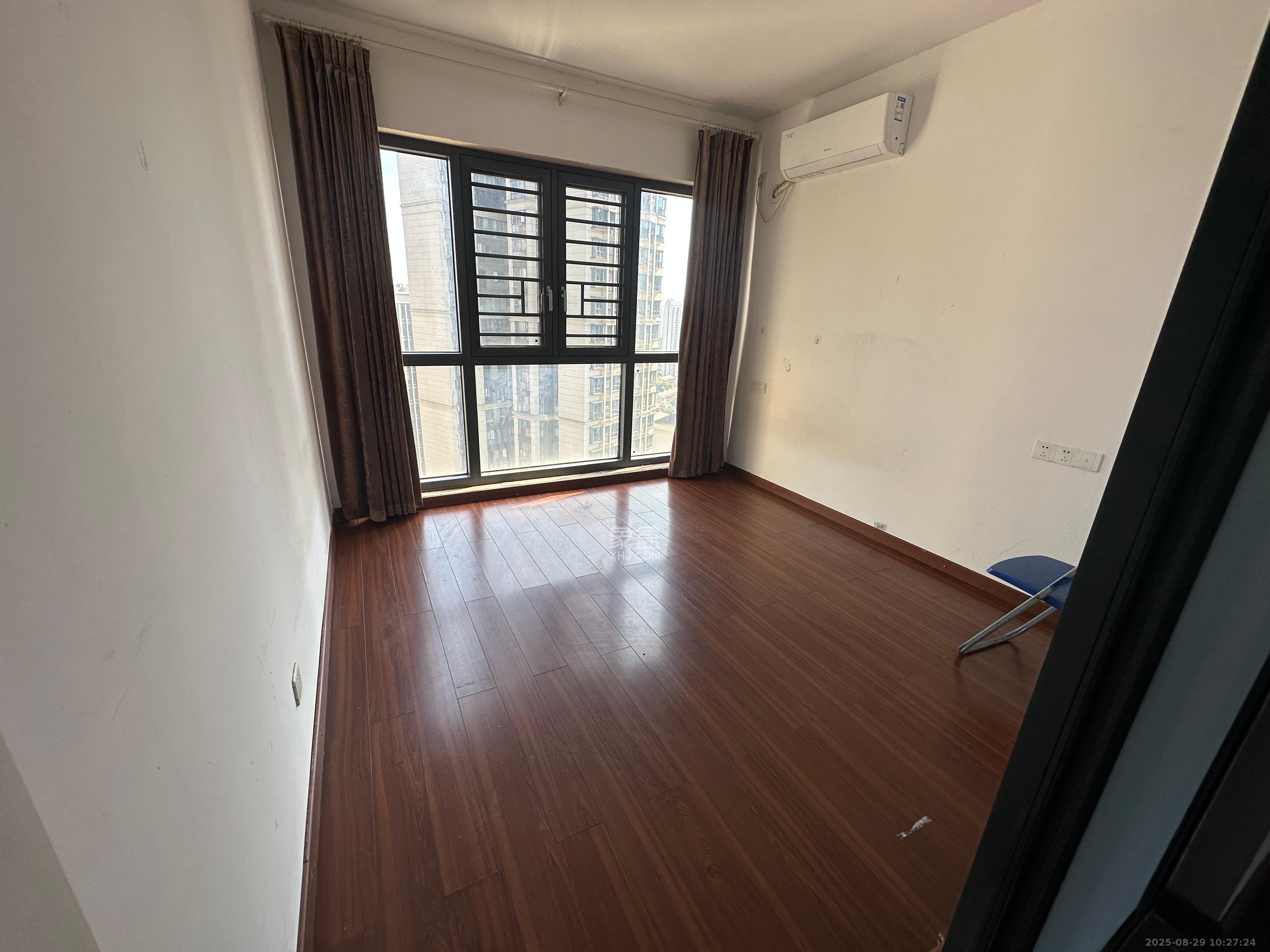 荣泰广场 3室2厅2卫 2000.0元/月 荣泰广场 3室2厅2卫 2000.0元/月室内图