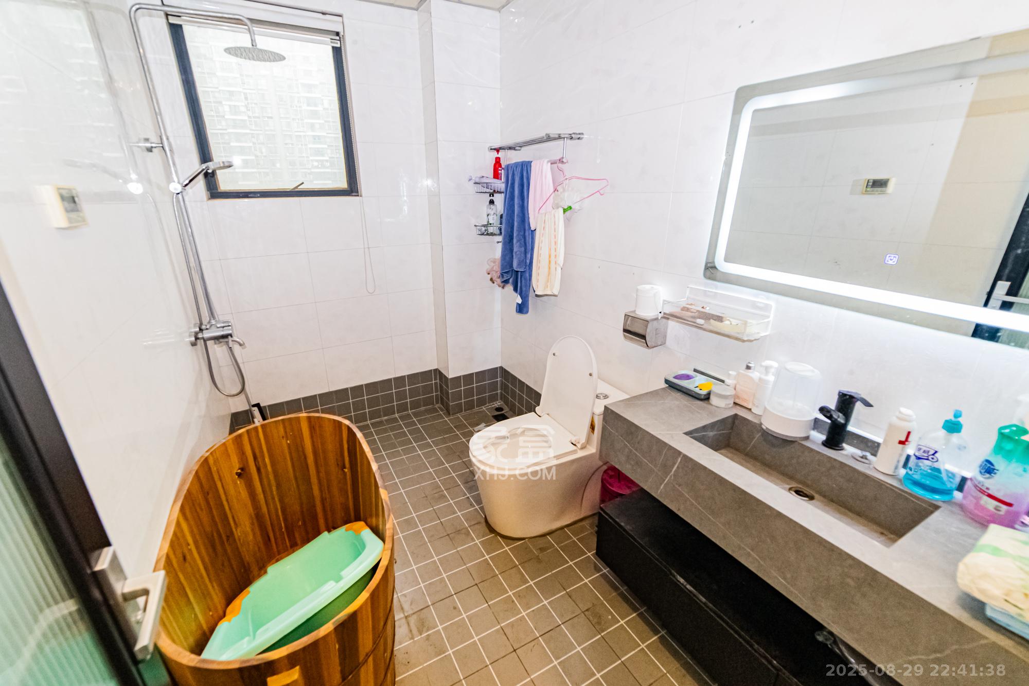 湘江世纪城鸿江苑 4室2厅2卫 150.0万 湘江世纪城鸿江苑 4室2厅2卫 150.0万卫生间