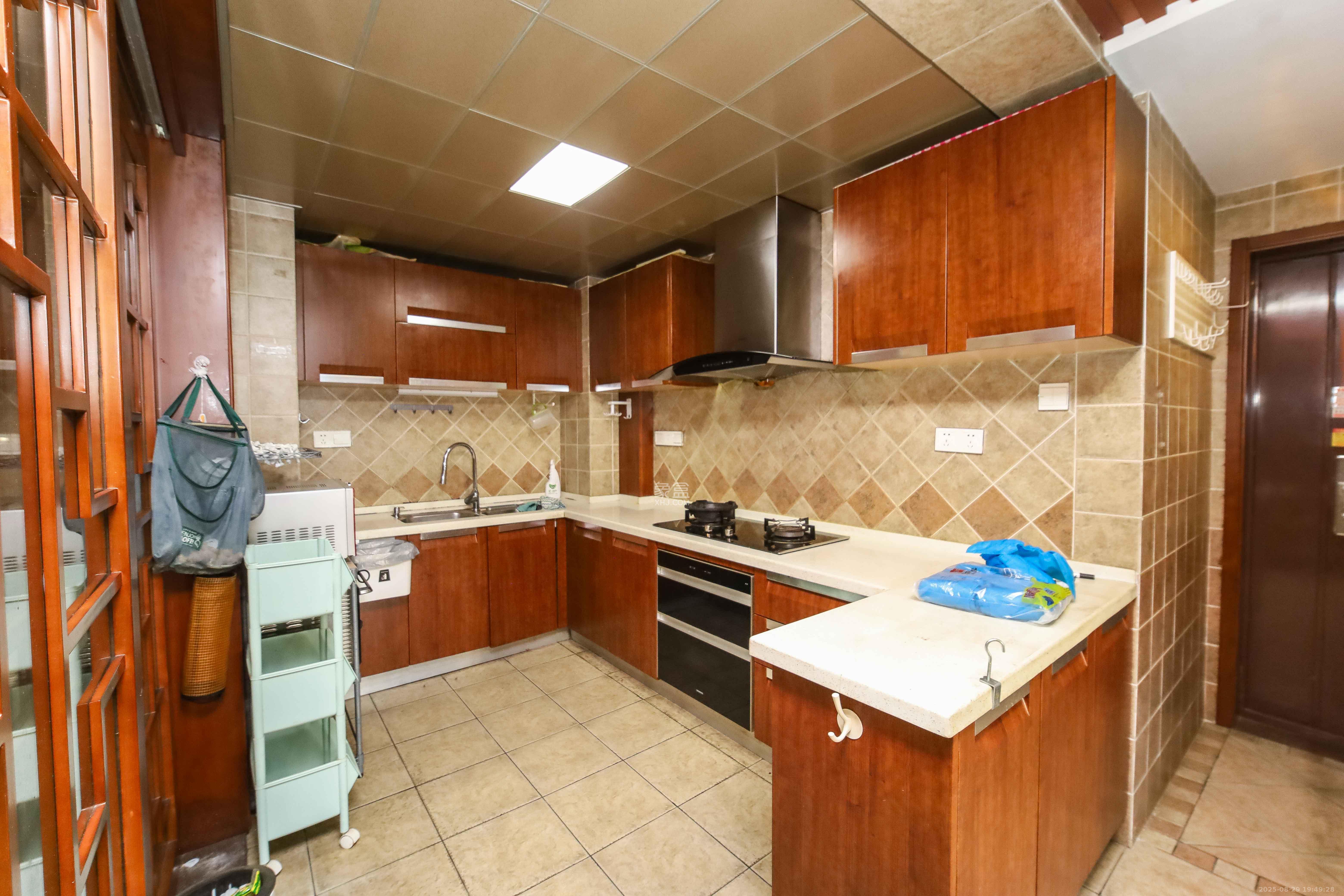 东来苑  4室2厅2卫    145.0万厨房