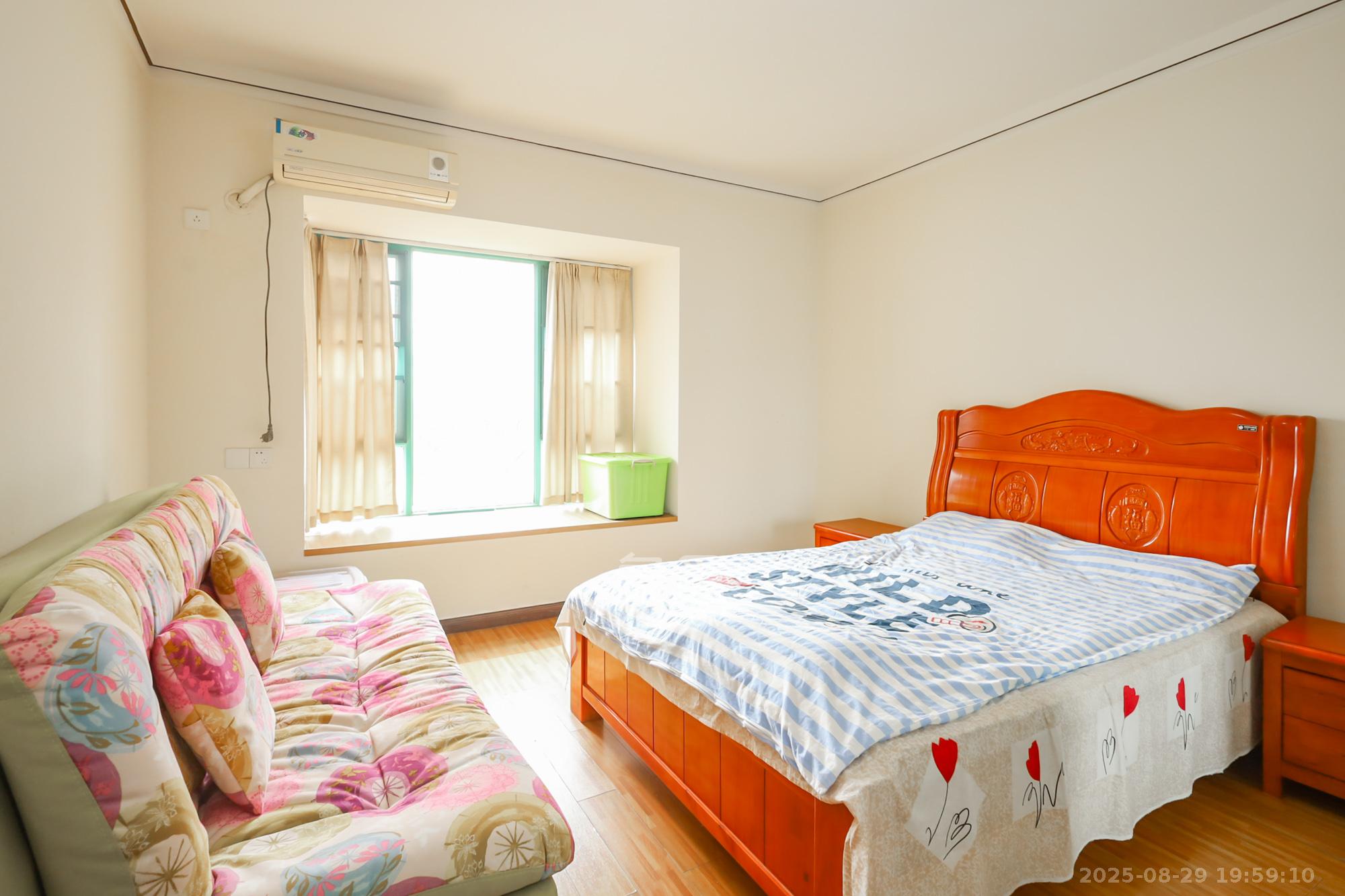 景秀江山  4室2厅2卫    145.0万 景秀江山  4室2厅2卫    145.0万卧室