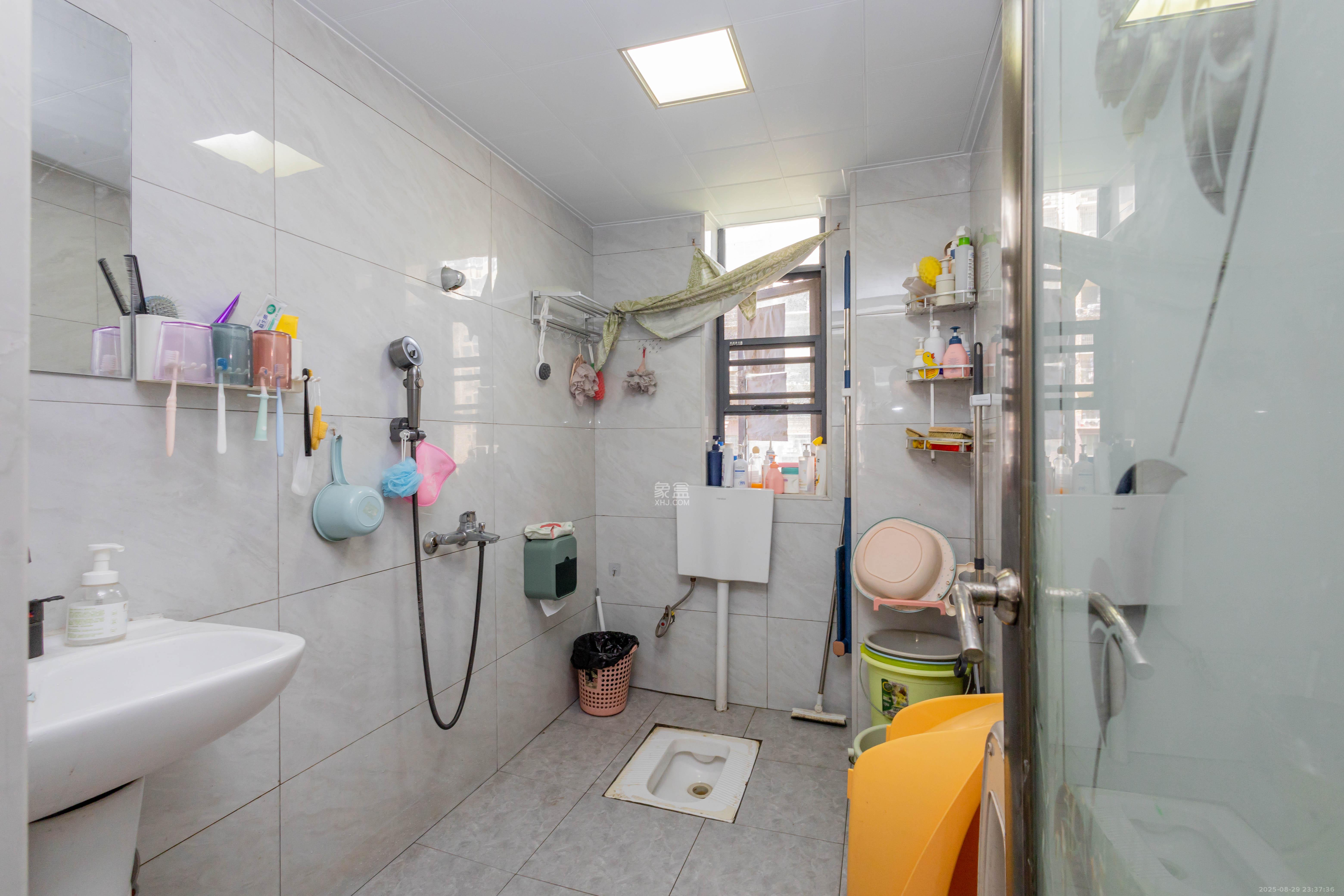 中国铁建国际城二期 3室2厅1卫 55.8万 中国铁建国际城二期 3室2厅1卫 55.8万卫生间