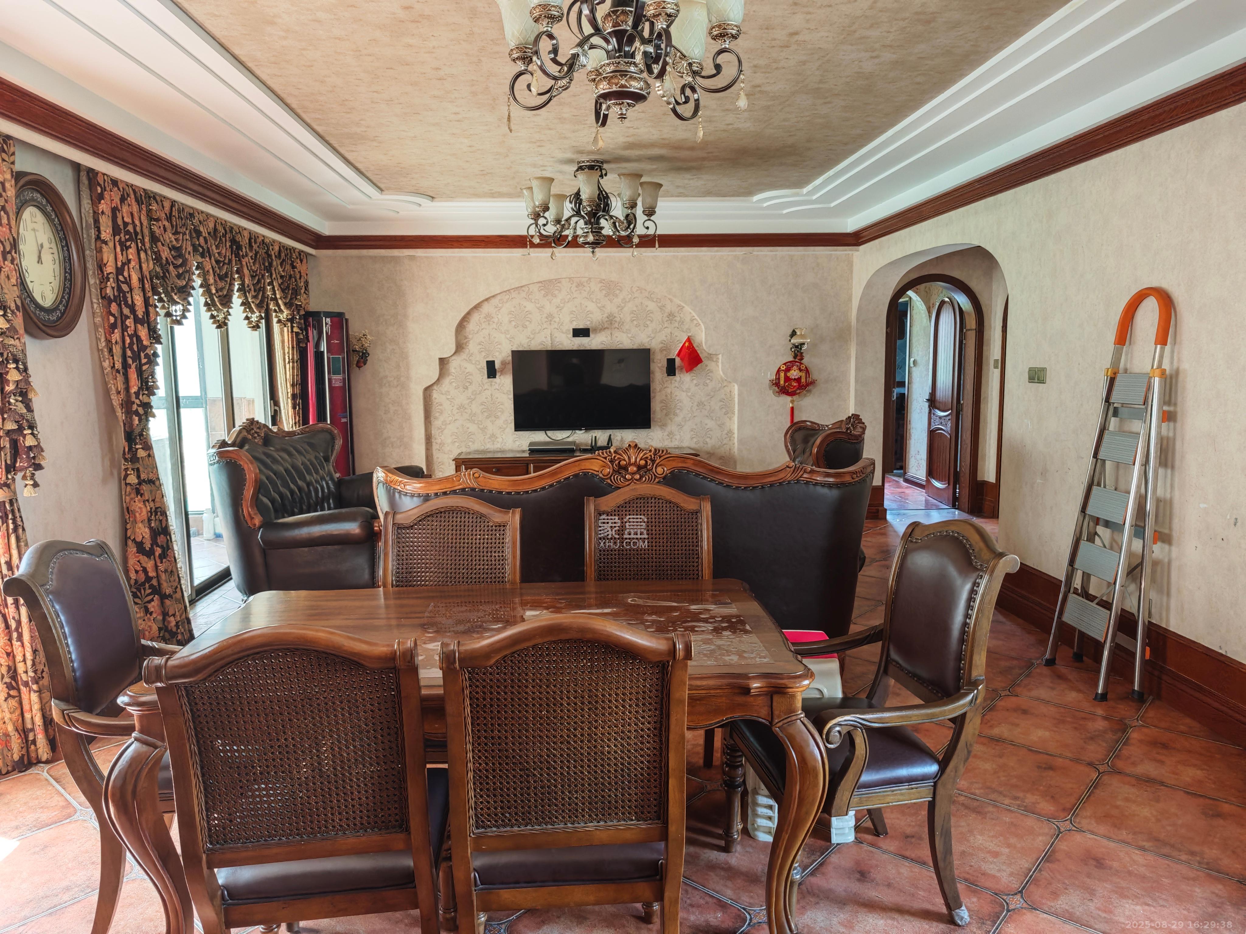 华润凤凰城三期  3室2厅2卫    2600.0元/月 华润凤凰城三期  3室2厅2卫    2600.0元/月