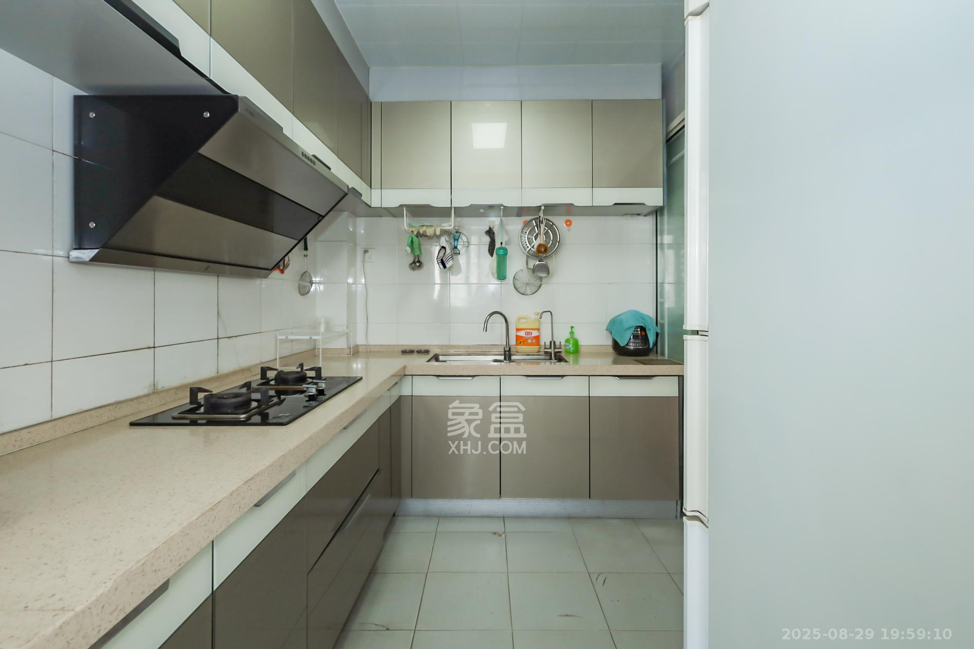 景秀江山  4室2厅2卫    145.0万 景秀江山  4室2厅2卫    145.0万厨房