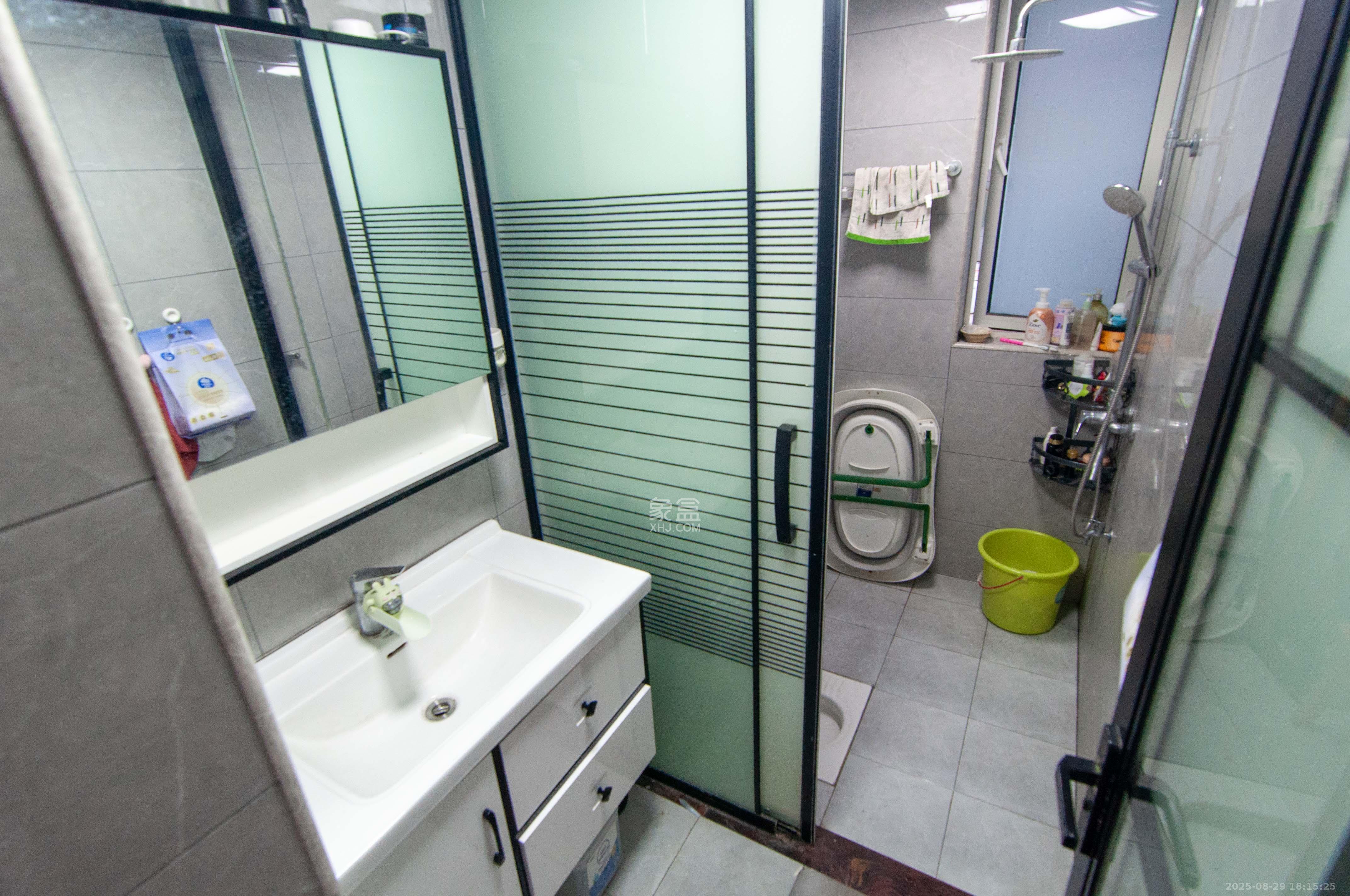 美麓阳光 3室2厅1卫 88.0万 美麓阳光 3室2厅1卫 88.0万卫生间