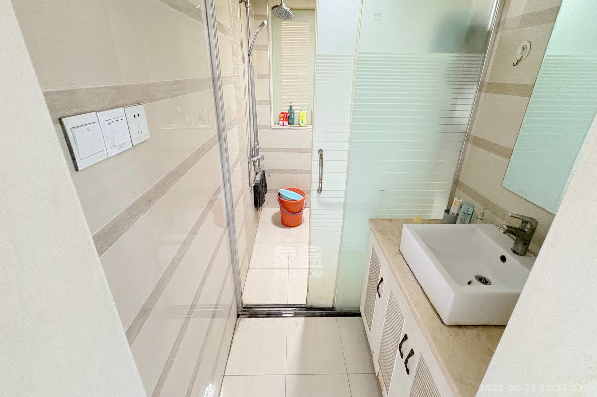 融圣国际  1室2厅1卫    165.0万 融圣国际  1室2厅1卫    165.0万卫生间