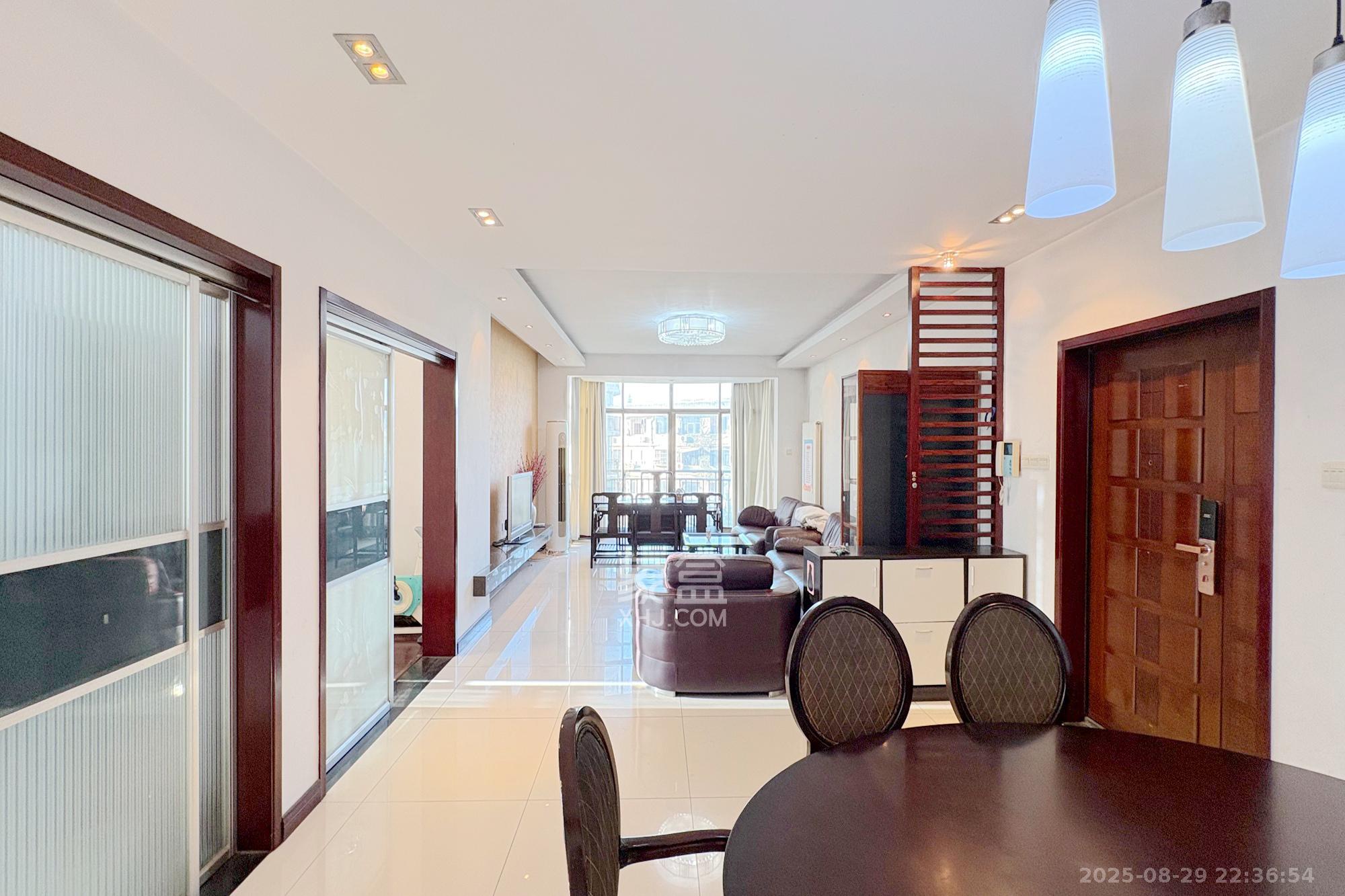 向阳门第  4室2厅2卫    225.0万 向阳门第  4室2厅2卫    225.0万客厅