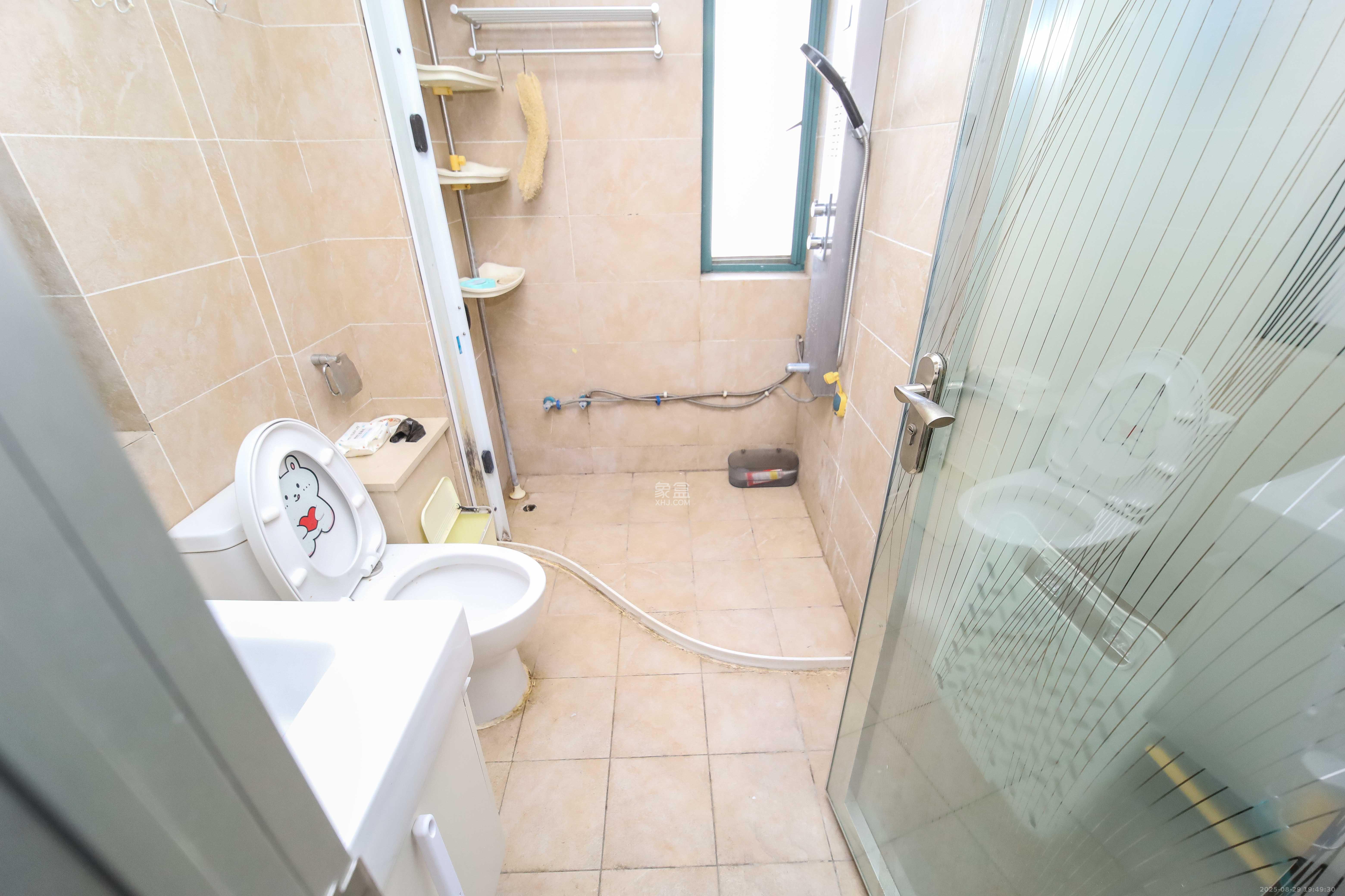 东来苑  4室2厅2卫    145.0万卫生间