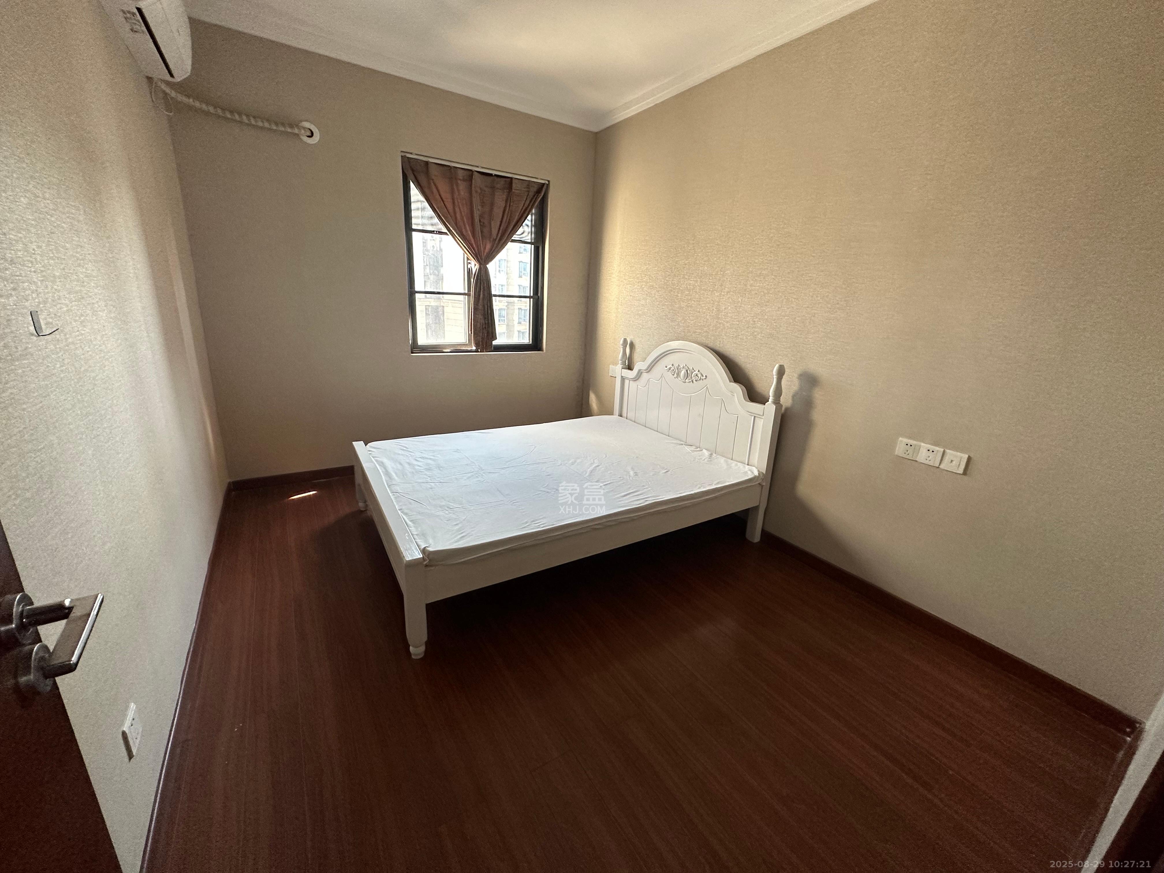 荣泰广场 3室2厅2卫 2000.0元/月 荣泰广场 3室2厅2卫 2000.0元/月室内图