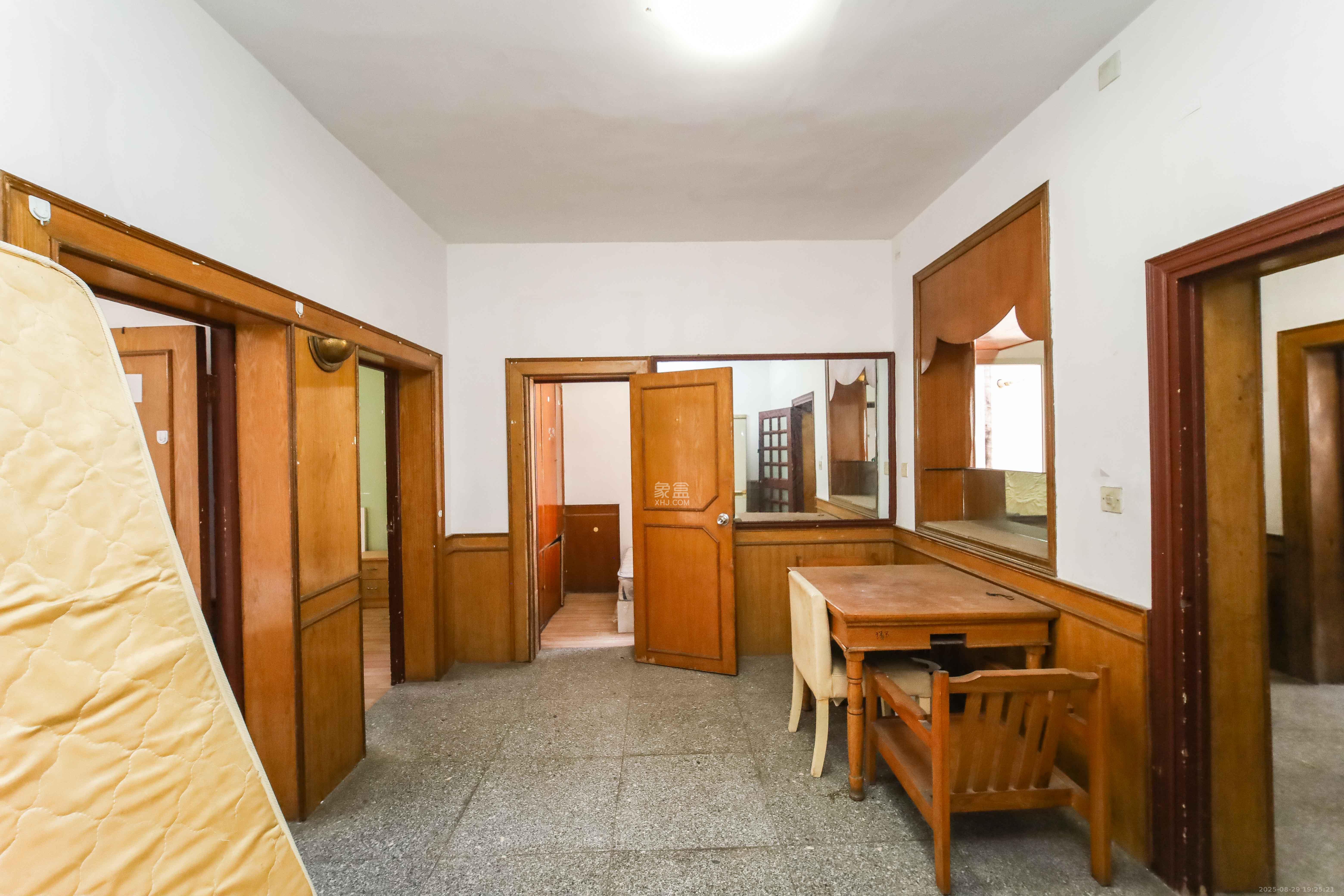 省进出口公司宿舍  3室2厅1卫    37.5万客厅