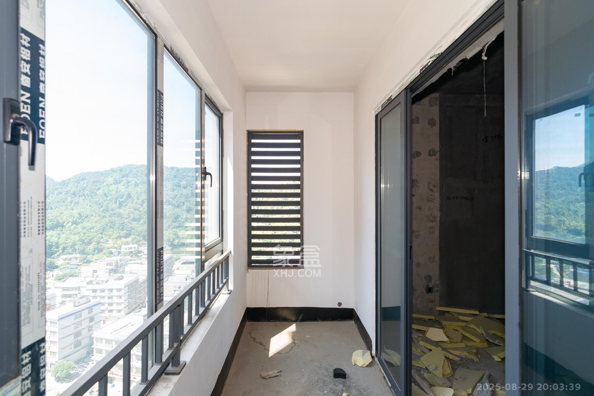 澳海月亮湾  3室2厅2卫    70.0万阳台