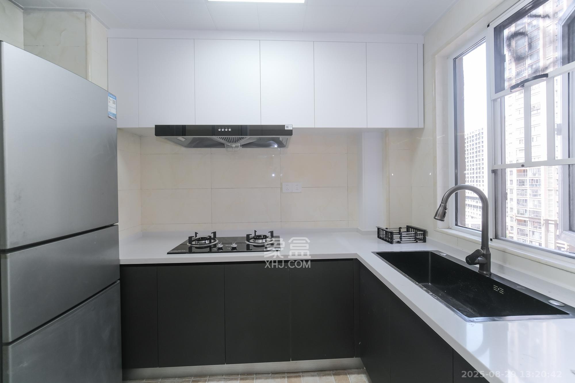 荣盛花语城 4室2厅2卫 98.8万 荣盛花语城 4室2厅2卫 98.8万厨房