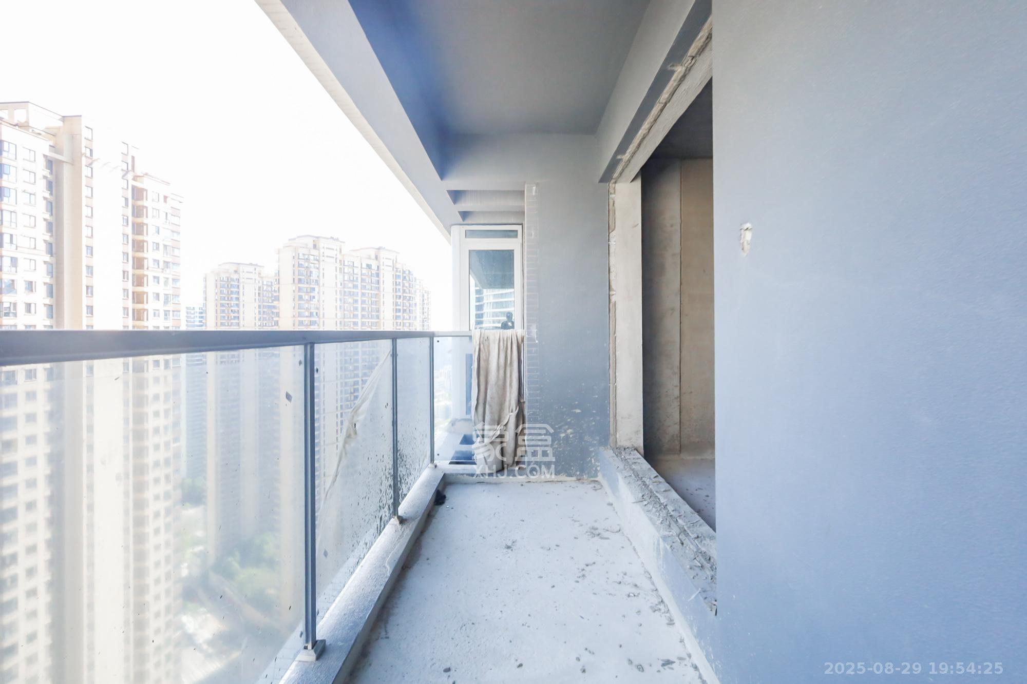 保利天禧C区 4室2厅2卫 218.0万 保利天禧C区 4室2厅2卫 218.0万阳台