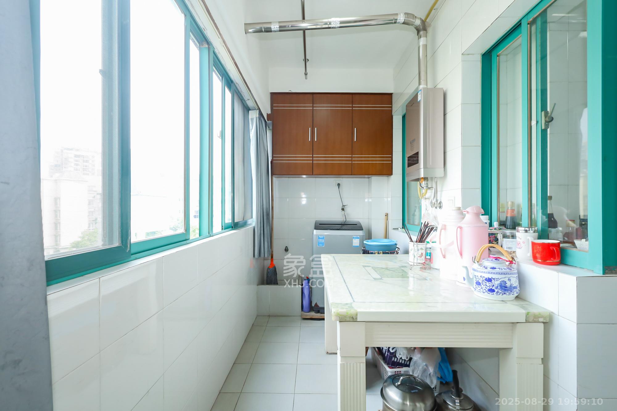 景秀江山  4室2厅2卫    145.0万 景秀江山  4室2厅2卫    145.0万阳台