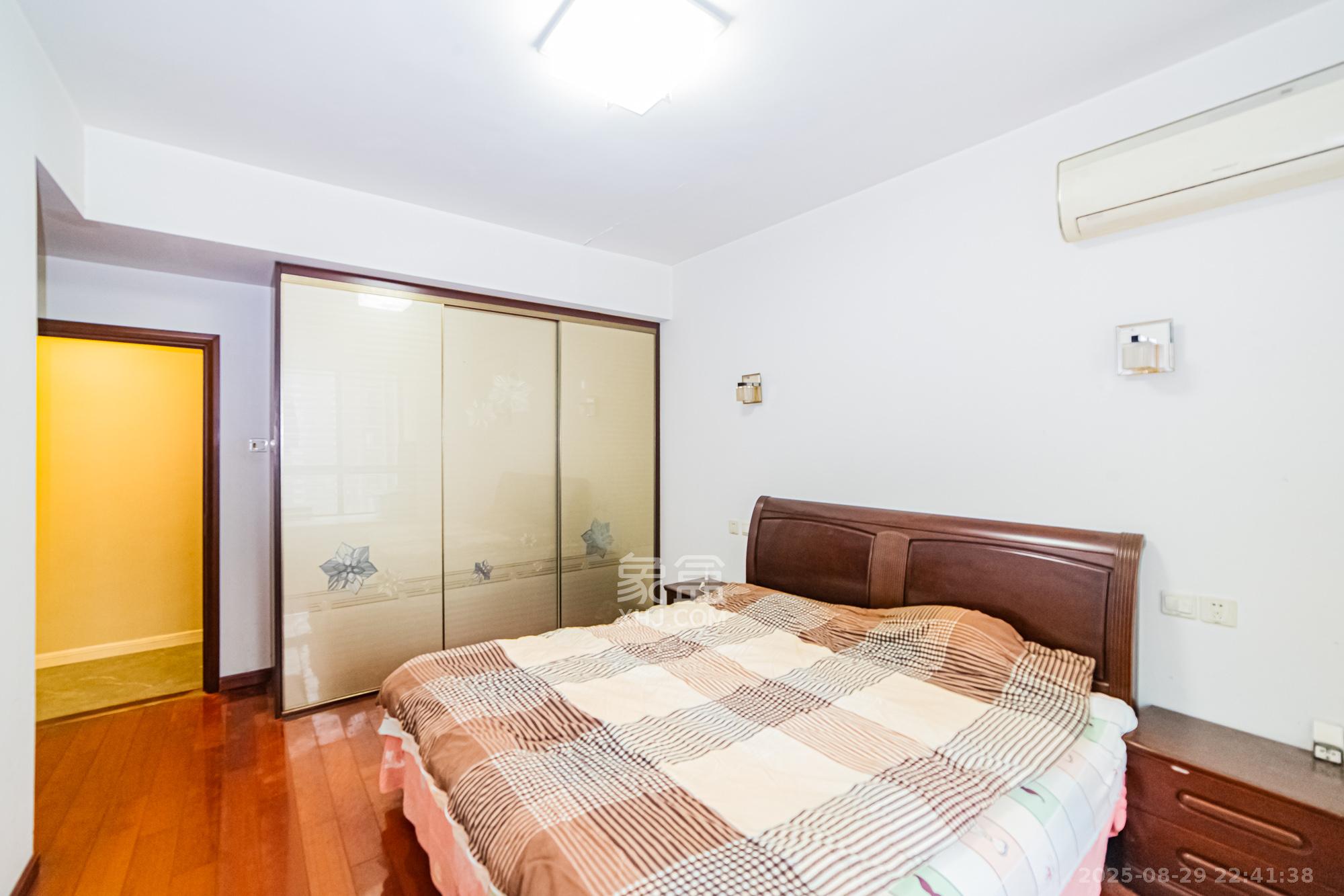 湘江世纪城鸿江苑 4室2厅2卫 150.0万 湘江世纪城鸿江苑 4室2厅2卫 150.0万卧室