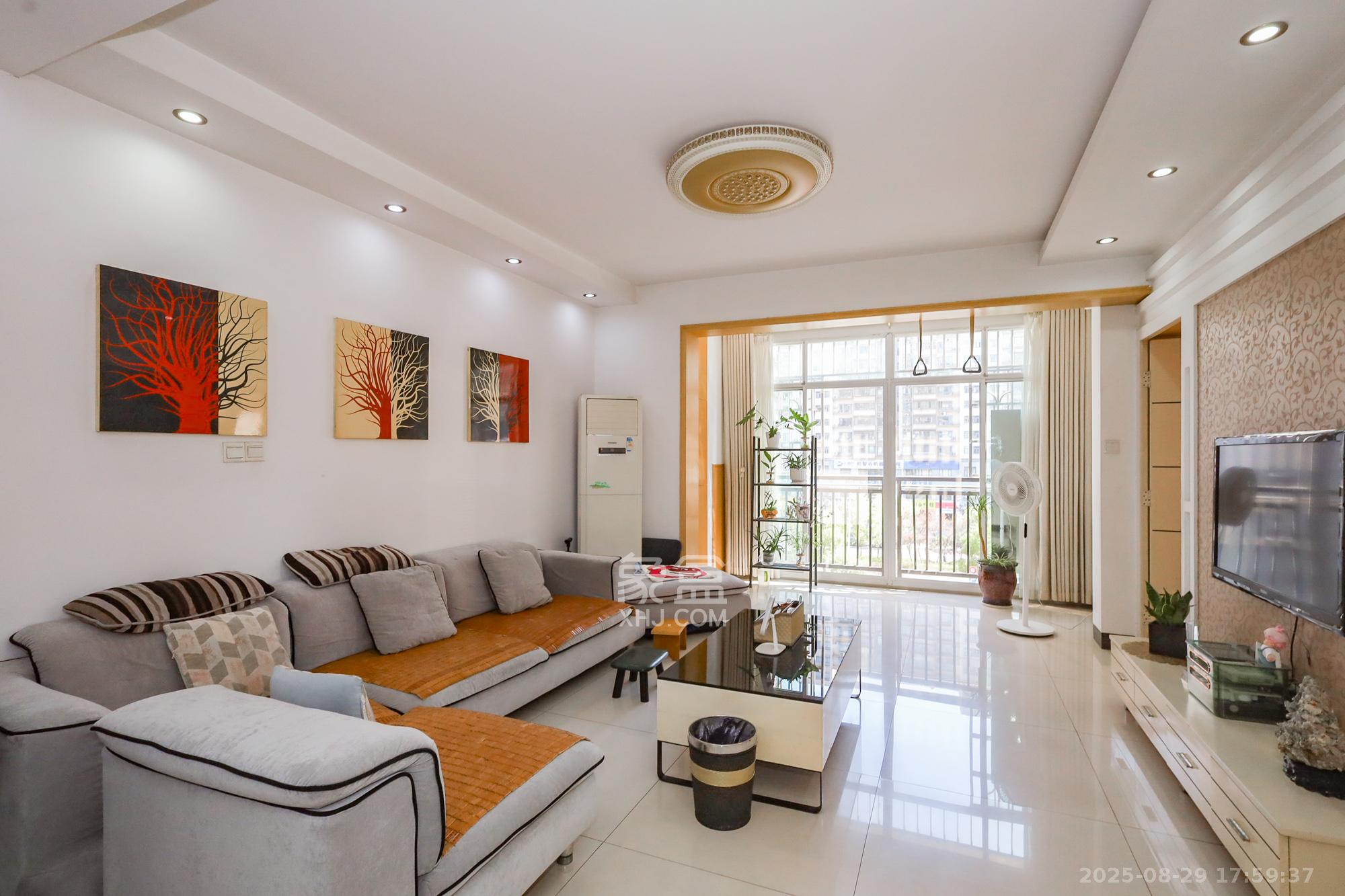 金麓西岸和苑  3室2厅1卫    71.8万 金麓西岸和苑  3室2厅1卫    71.8万客厅