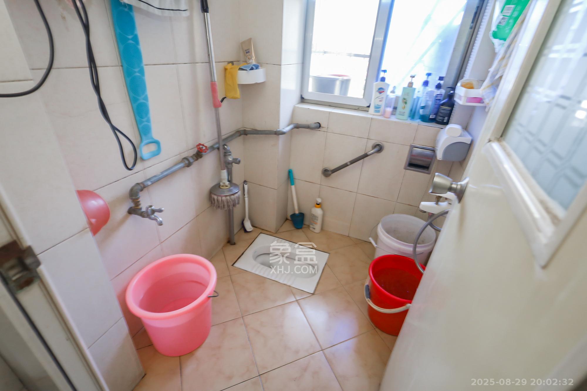 岳银小区(一二三五村) 3室2厅2卫 88.00万 岳银小区(一二三五村) 3室2厅2卫 88.00万卫生间