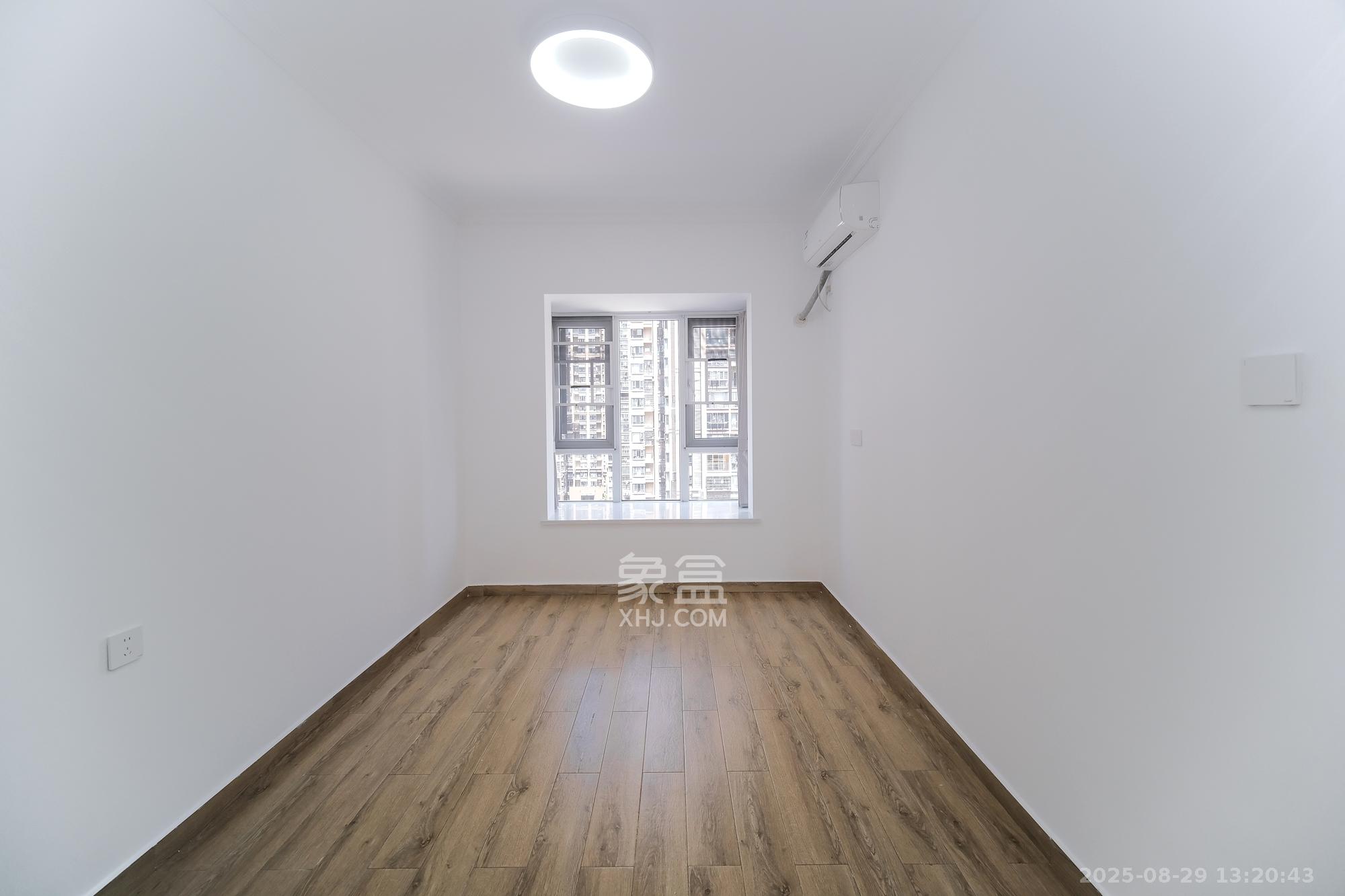 荣盛花语城 4室2厅2卫 98.8万 荣盛花语城 4室2厅2卫 98.8万卧室