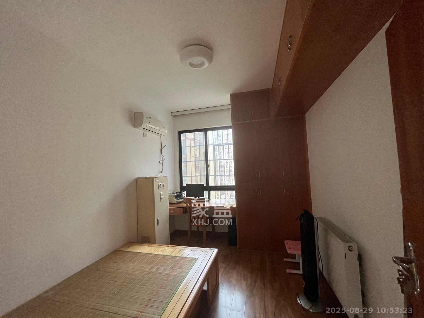 康斯丹郡(融程领秀佳园)  3室2厅1卫    2200.0元/月 康斯丹郡(融程领秀佳园)  3室2厅1卫    2200.0元/月室内图