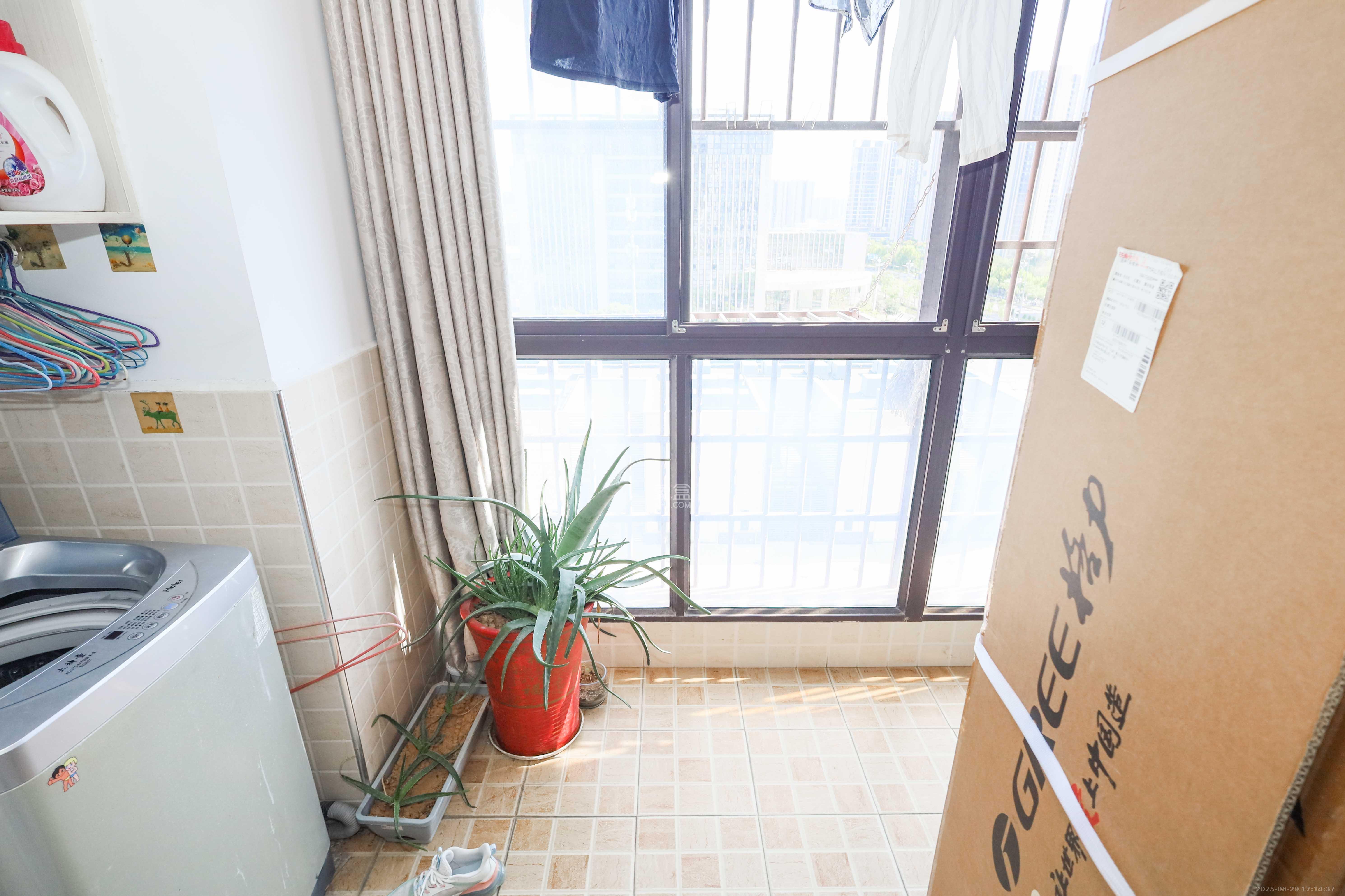 麓谷星辰  3室2厅1卫    88.8万 麓谷星辰  3室2厅1卫    88.8万阳台