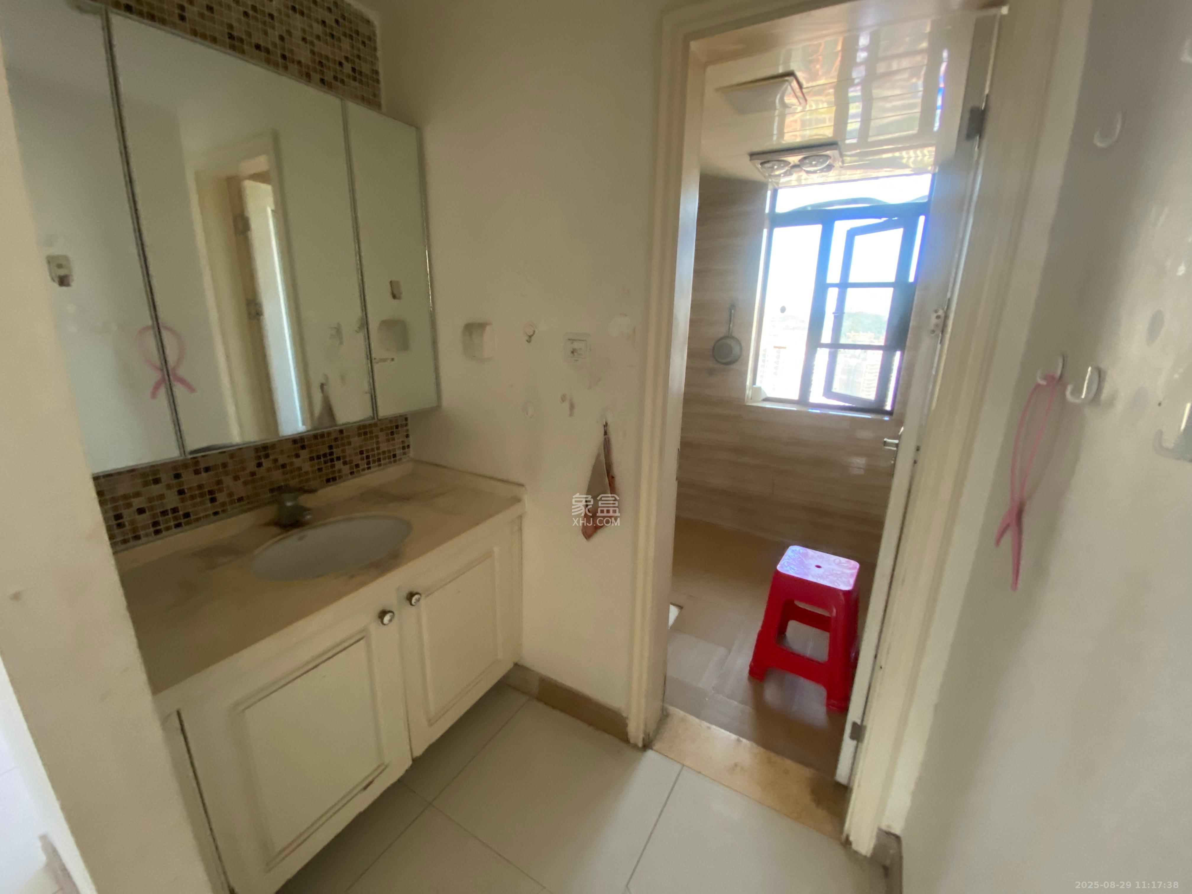 双湾国际(湘江御景花园) 3室2厅2卫 2000.0元/月 双湾国际(湘江御景花园) 3室2厅2卫 2000.0元/月室内图