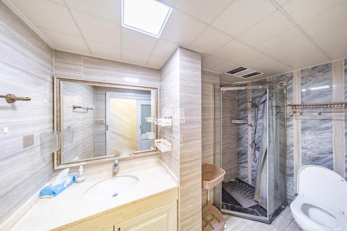 阳光100二期  5室2厅3卫    120.0万 阳光100二期  5室2厅3卫    120.0万卫生间