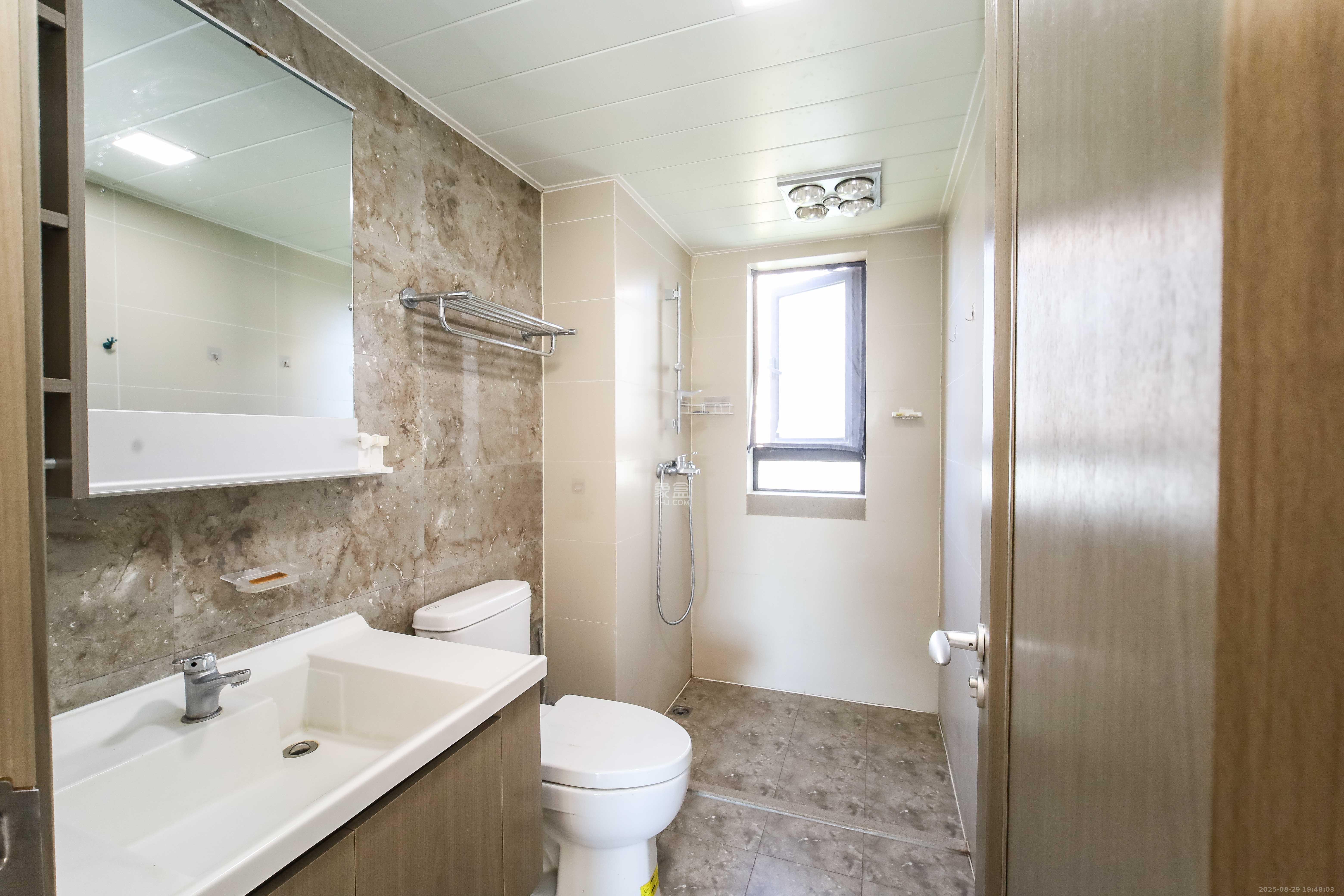 万科金域蓝湾  4室2厅2卫    180.0万卫生间