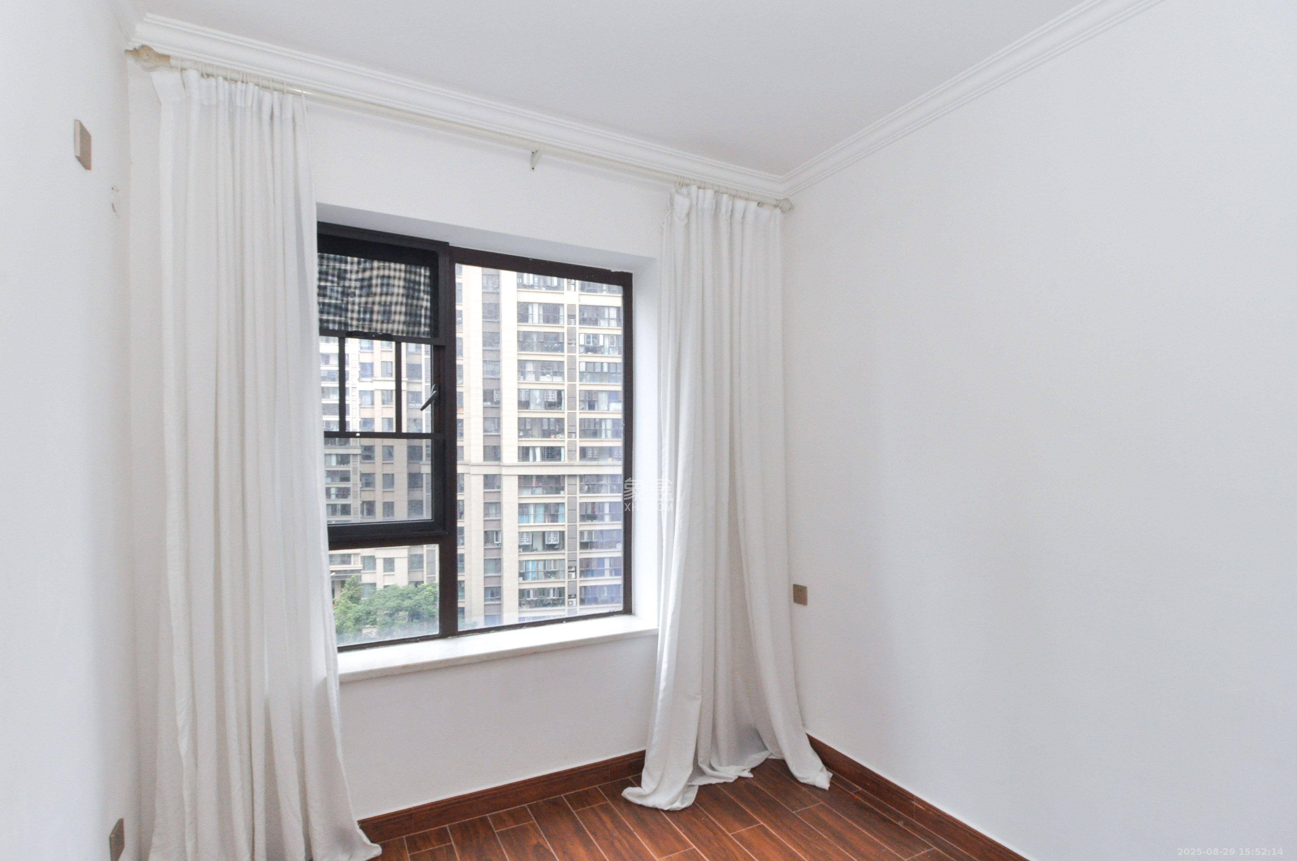 卓越浅水湾  4室2厅2卫    3400.0元/月 卓越浅水湾  4室2厅2卫    3400.0元/月室内图