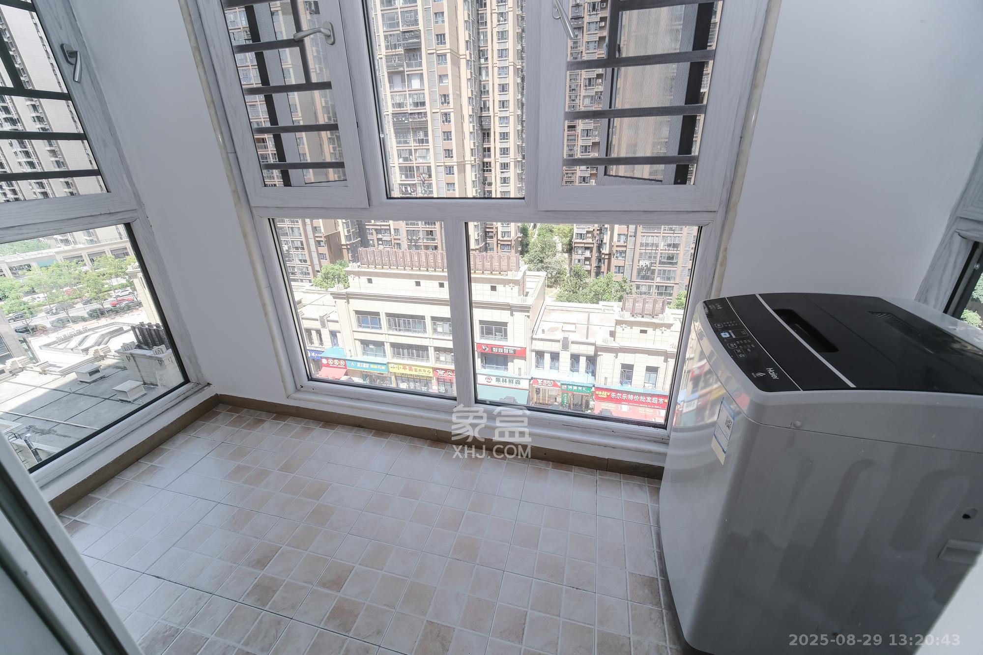 荣盛花语城 4室2厅2卫 98.8万 荣盛花语城 4室2厅2卫 98.8万阳台