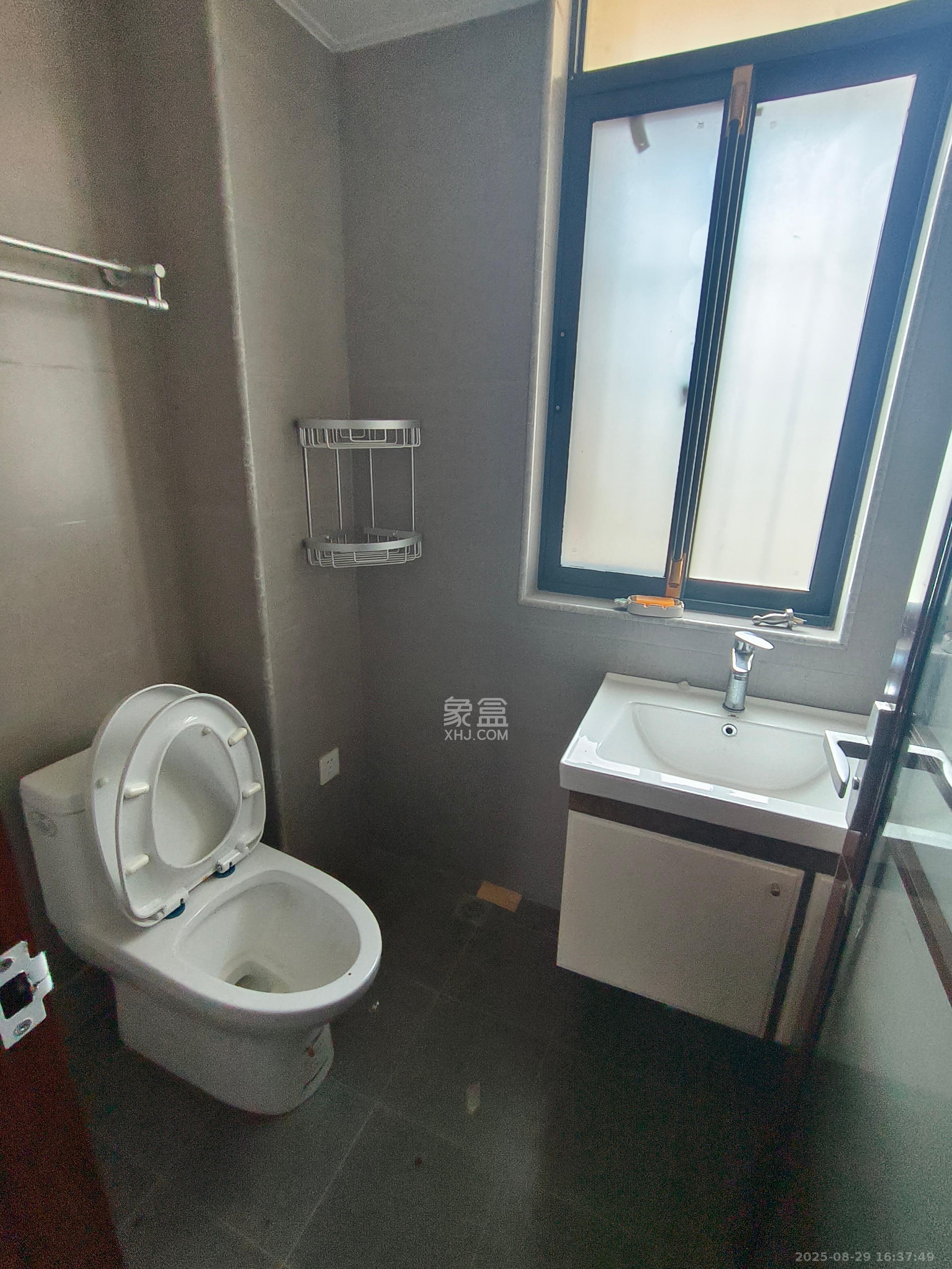 和康园小区  3室1厅2卫    2500.0元/月 和康园小区  3室1厅2卫    2500.0元/月室内图