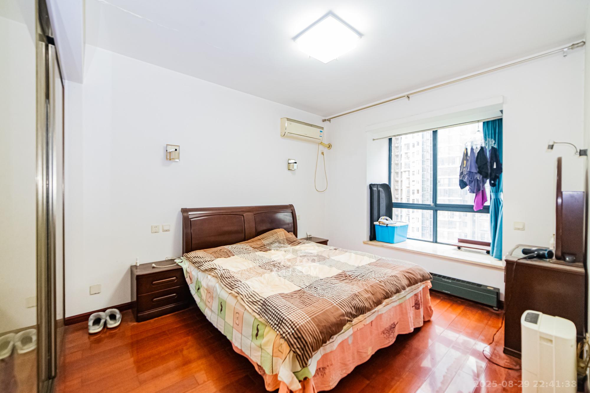 湘江世纪城鸿江苑 4室2厅2卫 150.0万 湘江世纪城鸿江苑 4室2厅2卫 150.0万卧室