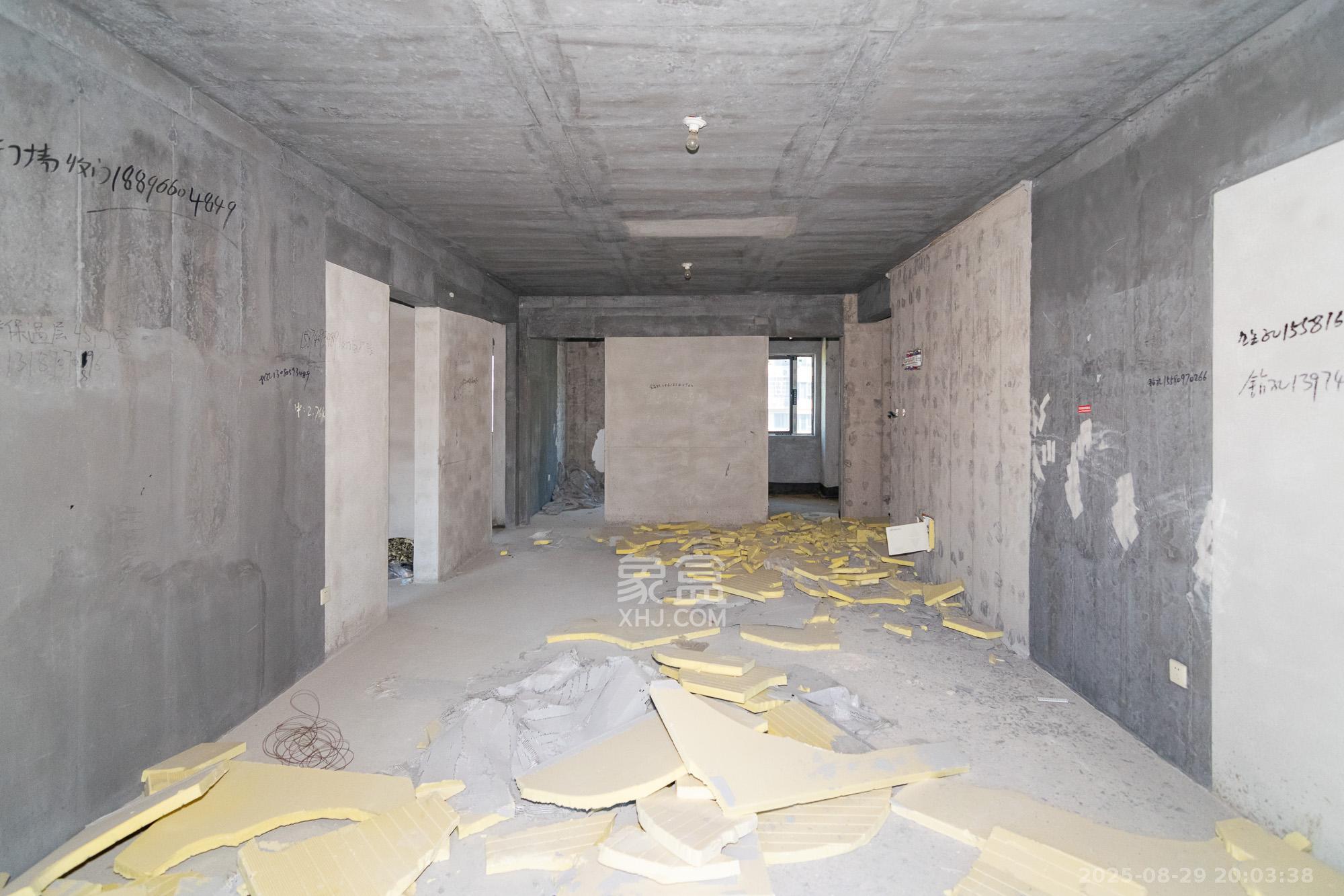 澳海月亮湾  3室2厅2卫    70.0万客厅