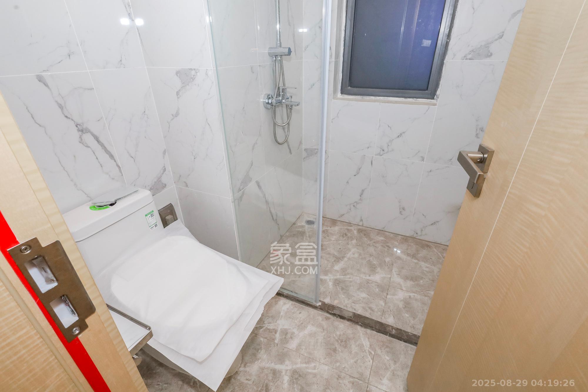 复地滨江金融中心  3室2厅2卫    183.1万卫生间