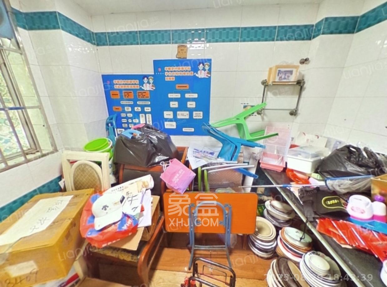 华银园 4室2厅1卫 3600.0元/月 华银园 4室2厅1卫 3600.0元/月室内图