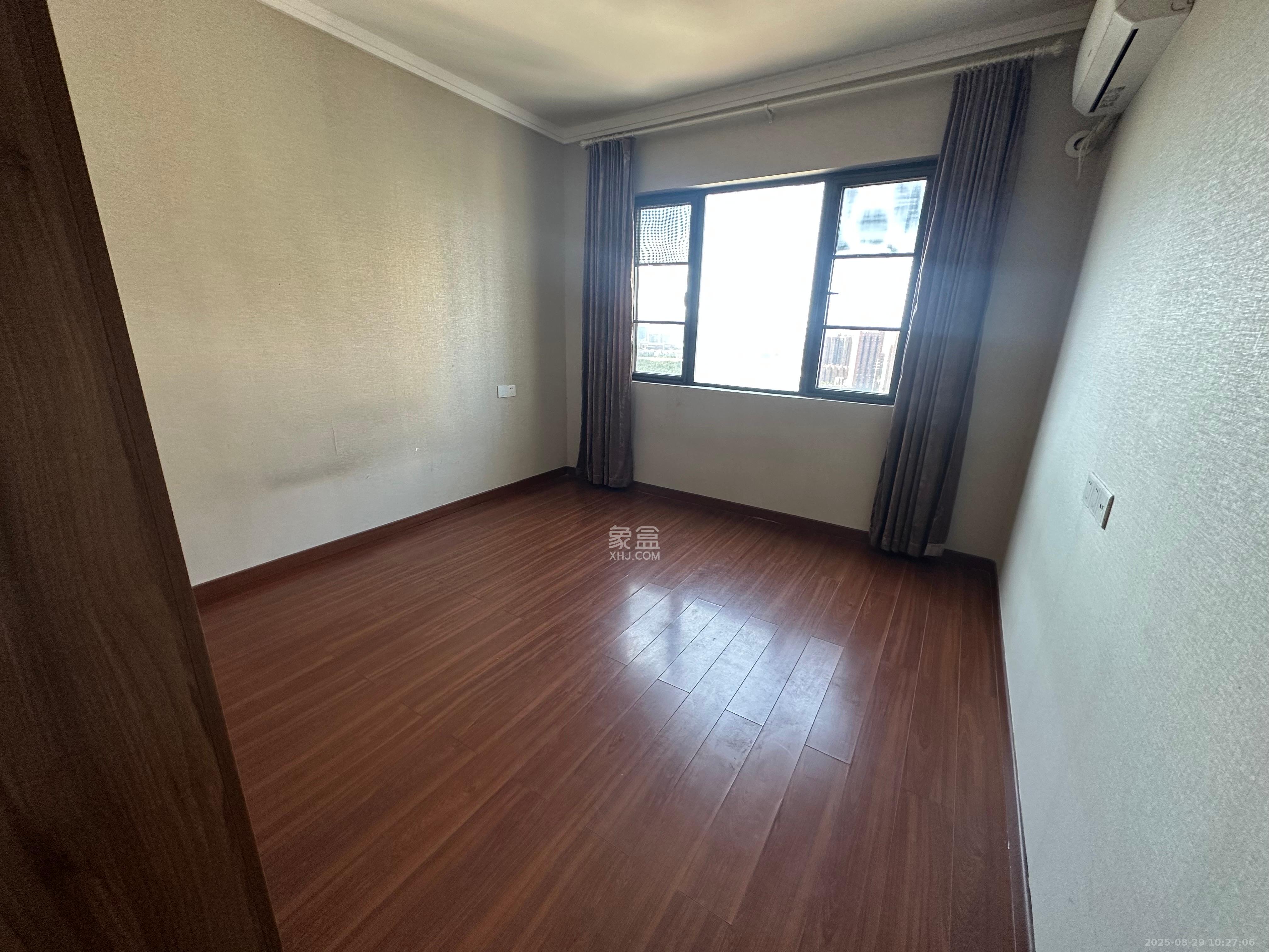 荣泰广场 3室2厅2卫 2000.0元/月 荣泰广场 3室2厅2卫 2000.0元/月室内图