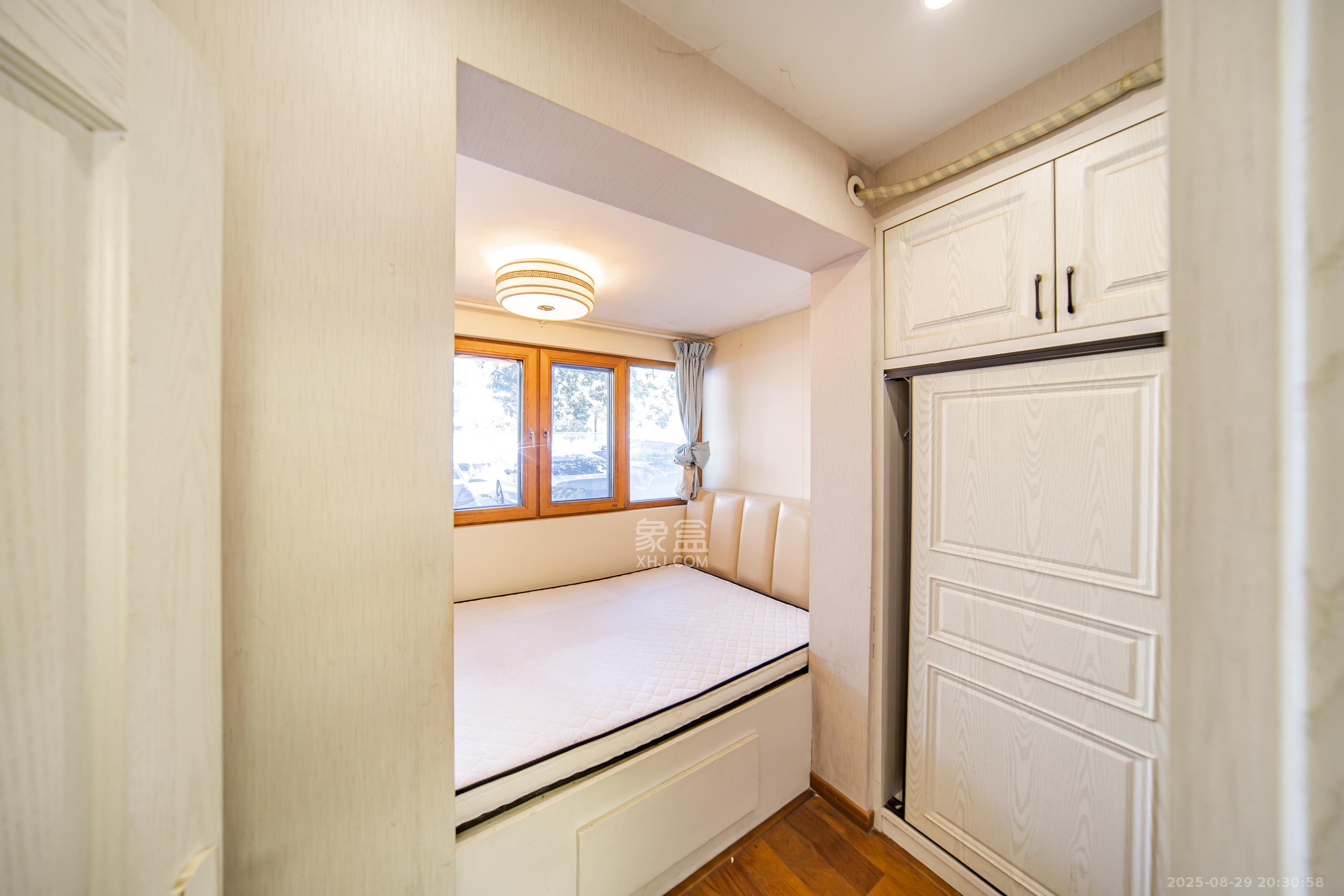 阳光100二期  5室2厅3卫    120.0万 阳光100二期  5室2厅3卫    120.0万卧室