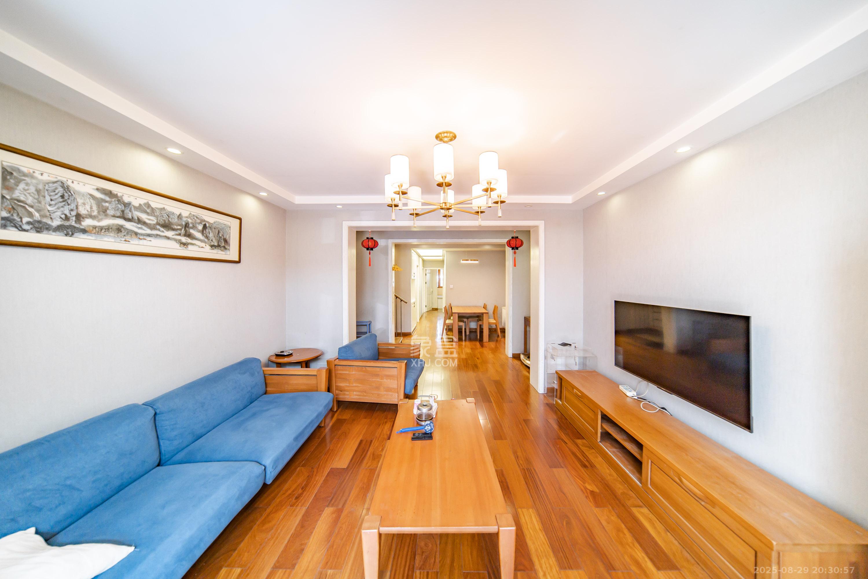 阳光100二期  5室2厅3卫    120.0万 阳光100二期  5室2厅3卫    120.0万客厅