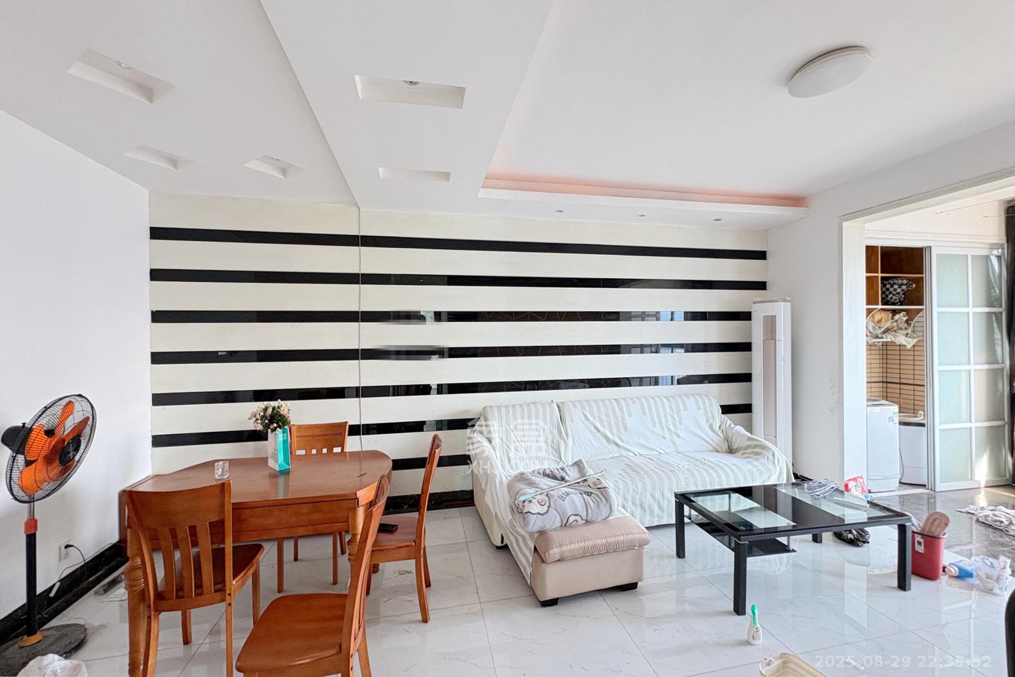 融圣国际  1室2厅1卫    165.0万客厅