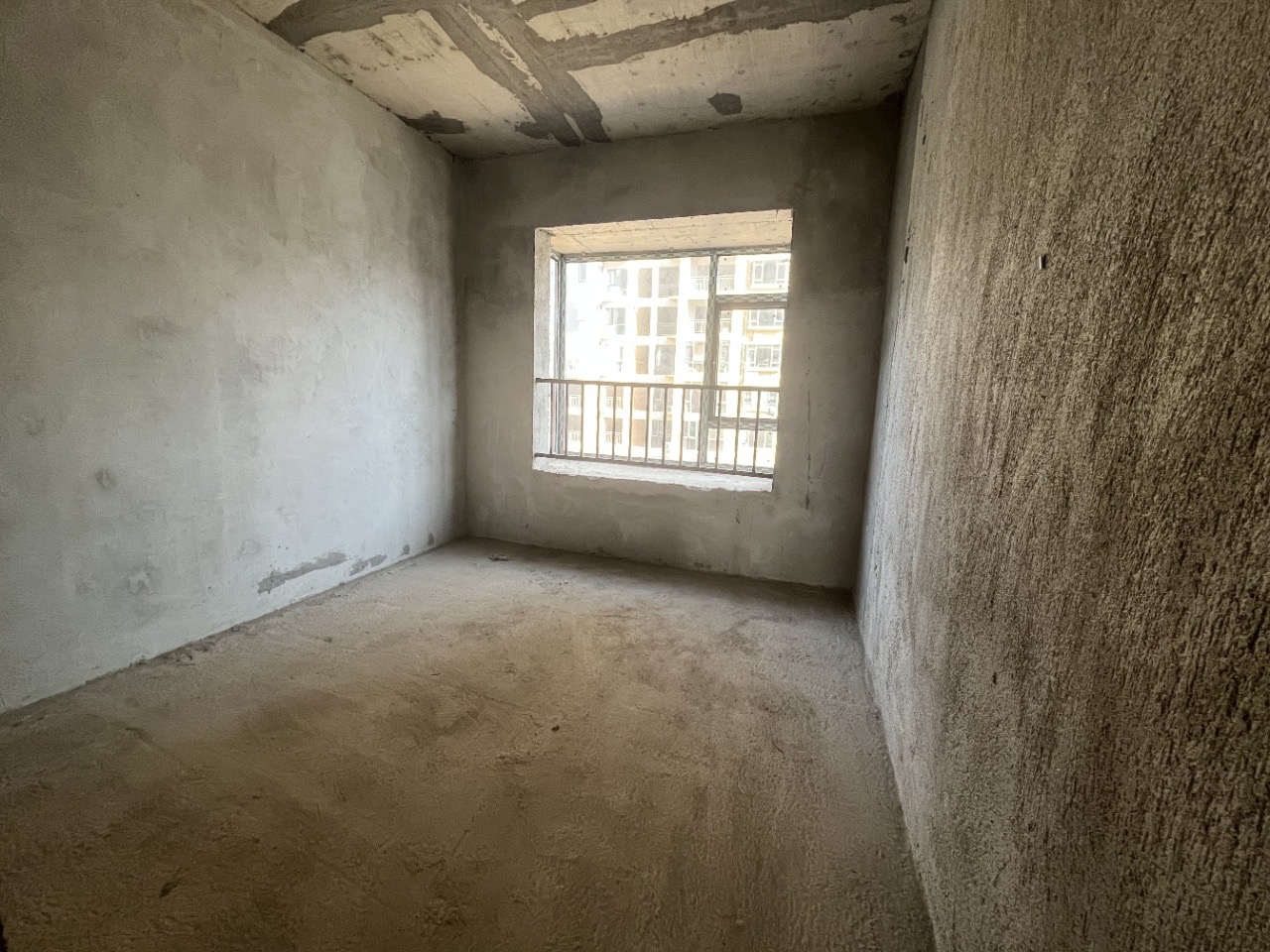 珠山鑫园  4室2厅2卫    63.8万客厅