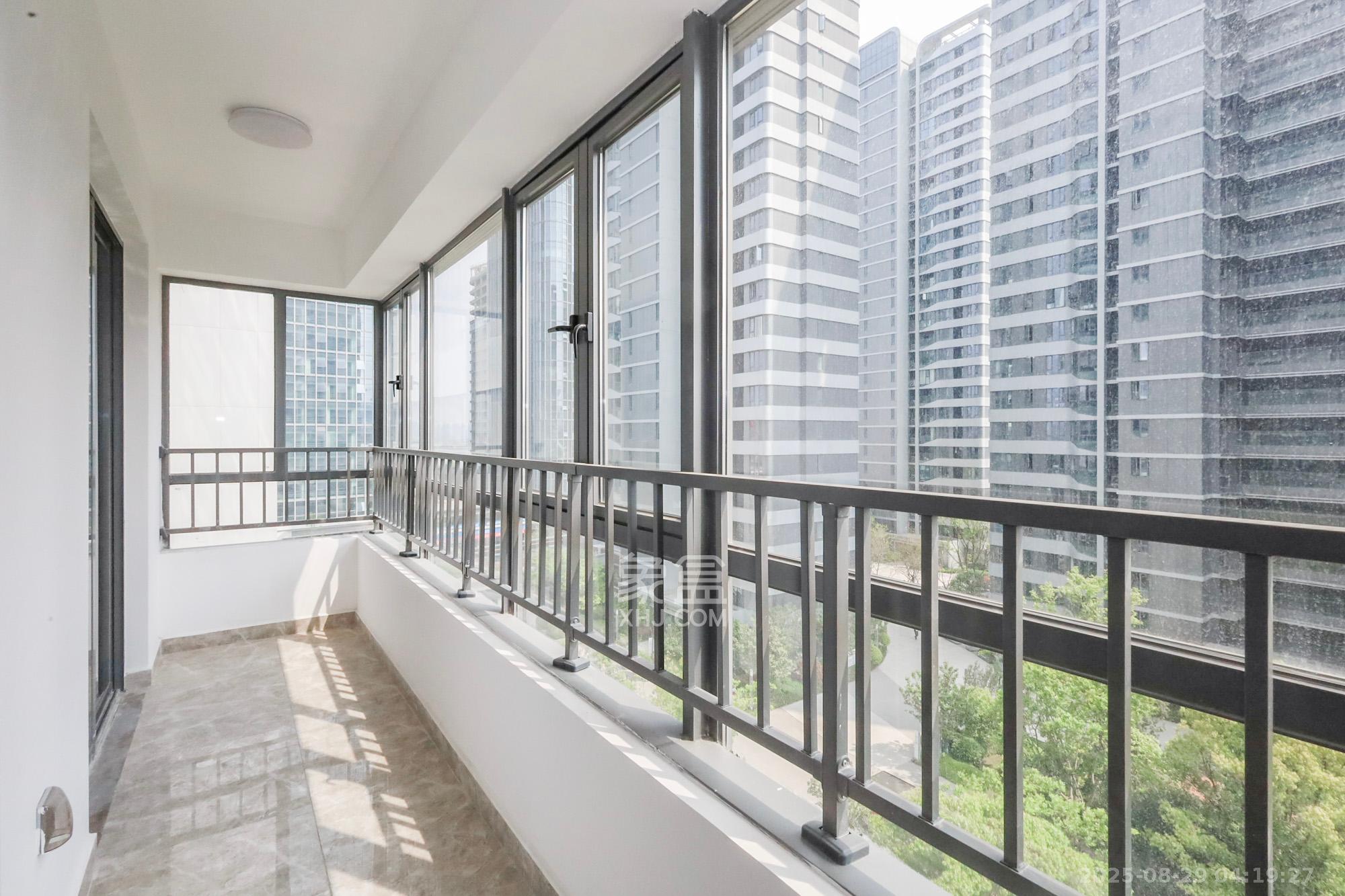 复地滨江金融中心  3室2厅2卫    183.1万阳台