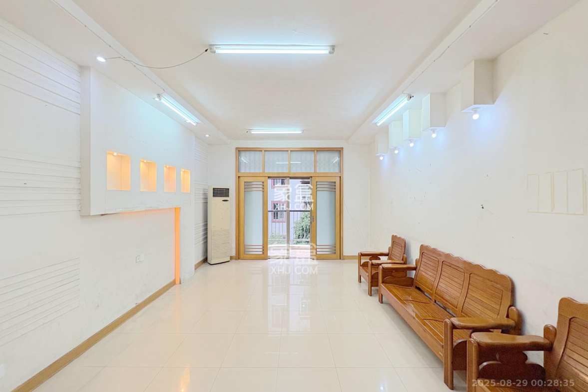 泰时新雅园  4室2厅2卫    108.0万 泰时新雅园  4室2厅2卫    108.0万客厅