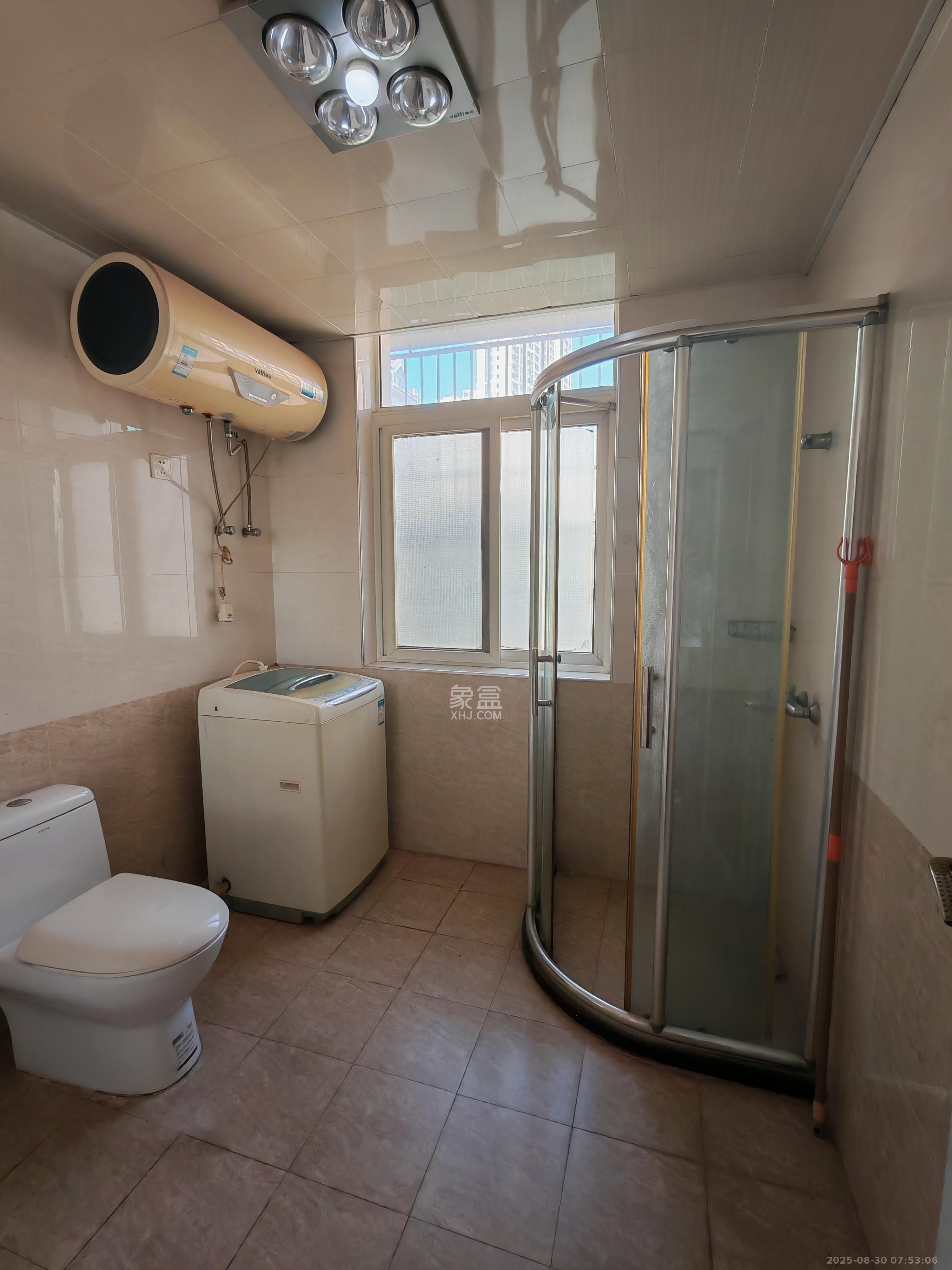 枫华府第 3室2厅2卫 2200.0元/月 枫华府第 3室2厅2卫 2200.0元/月室内图