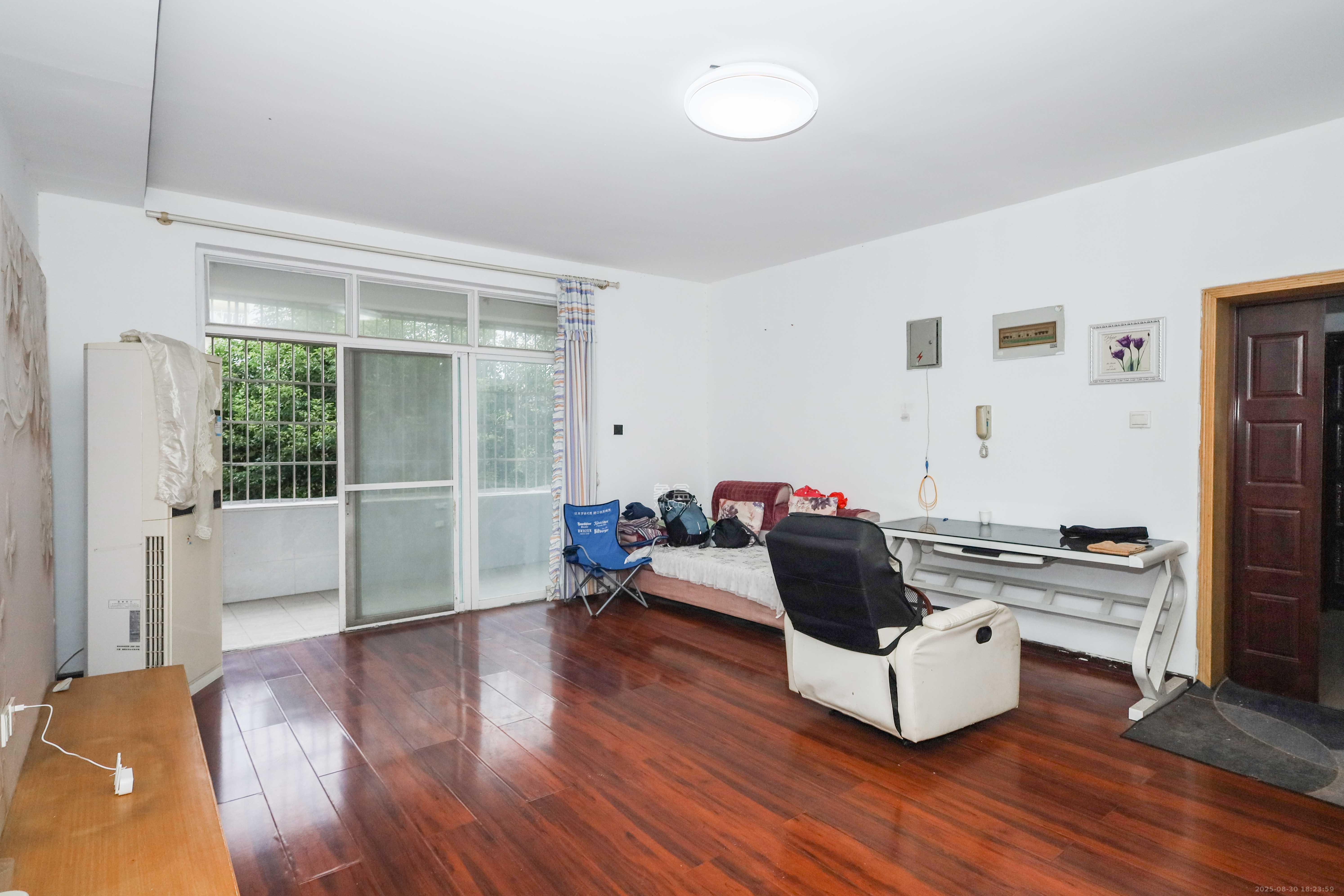 山水英伦  2室2厅1卫    59.0万客厅