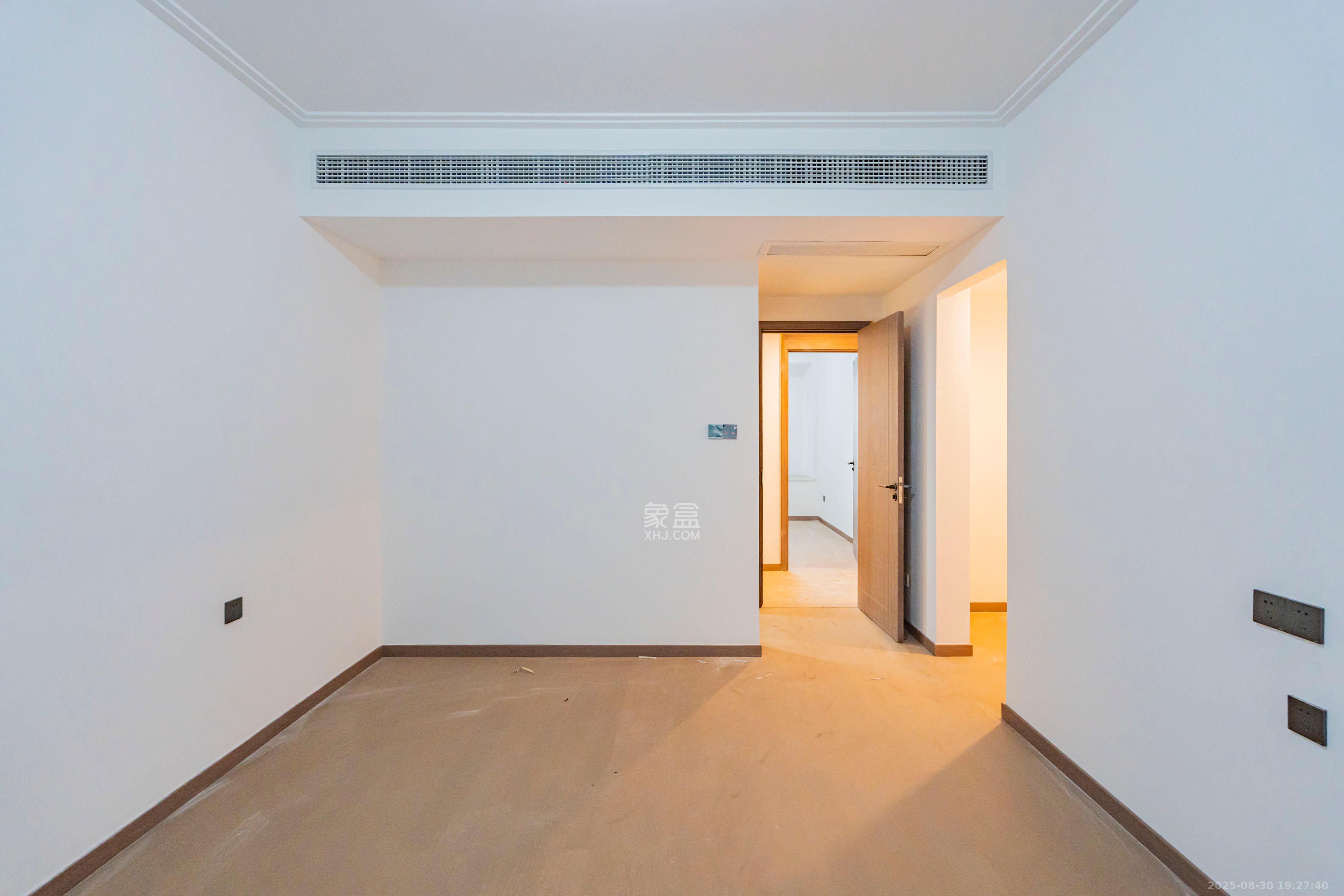 绿地V岛  4室2厅2卫    168.0万卧室